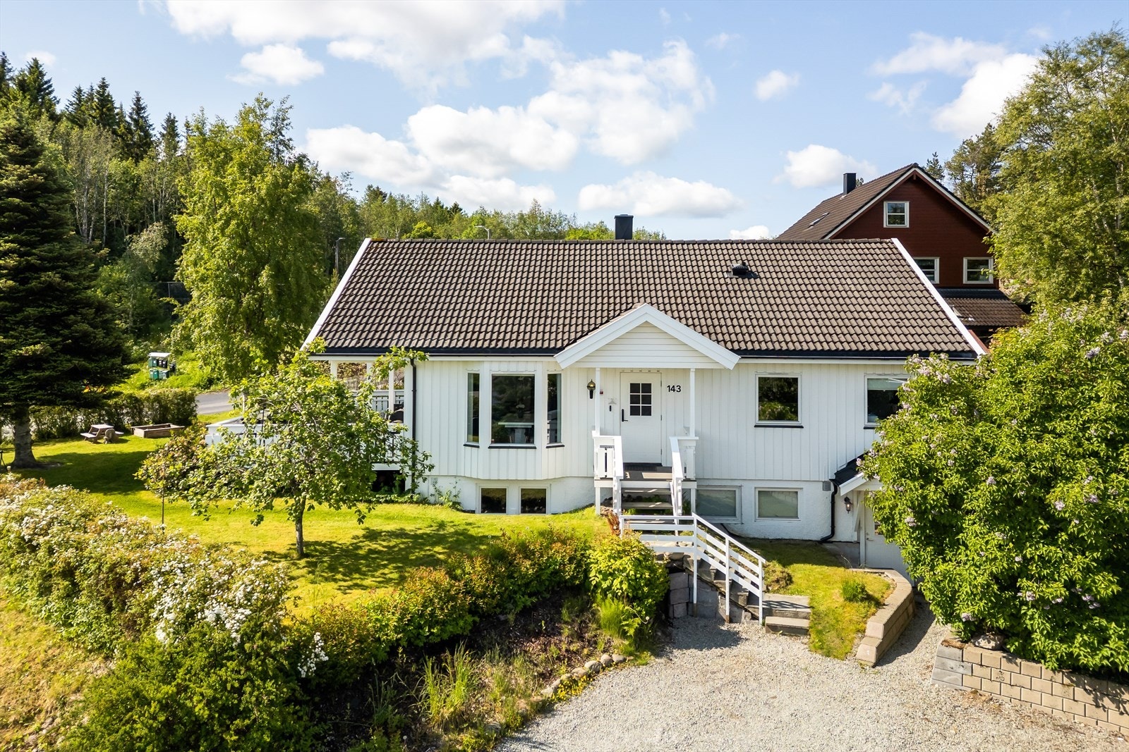 Boligen ligger fint til i et familievennlig område på Smiskaret. Her bor man i rolige omgivelser med kort vei til barnehager, lekeplasser, turområder og rekreasjonsområder nede ved sjøen. Galleribilde