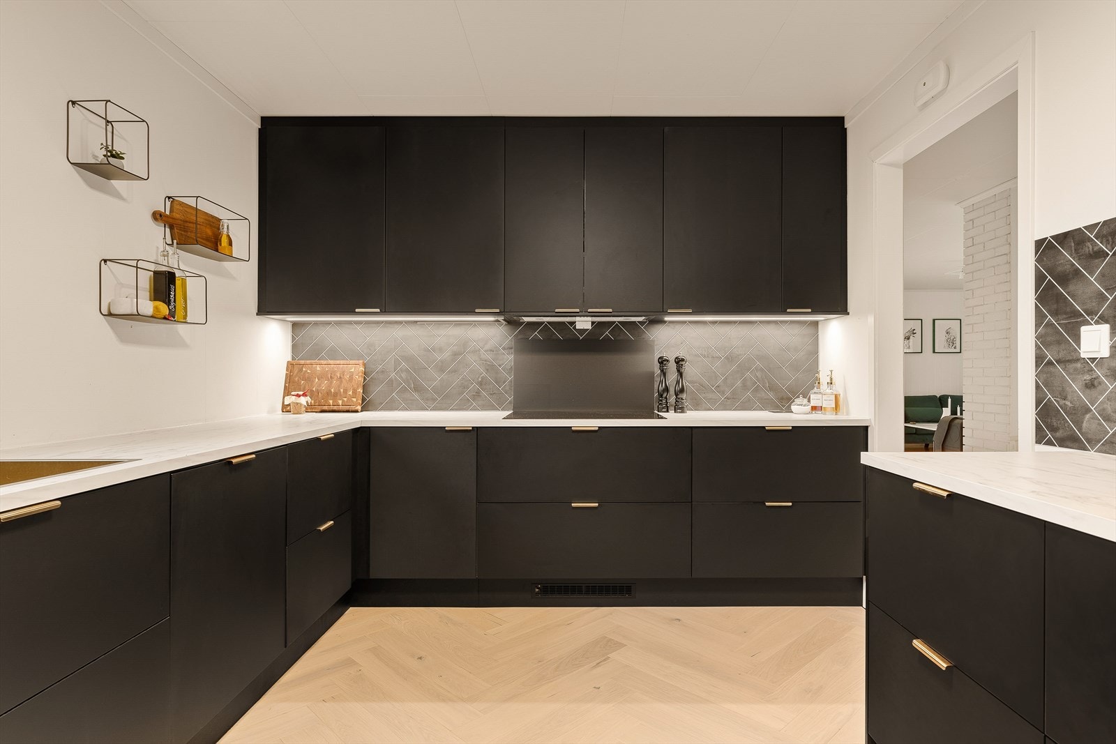 Kjøkkenet ble satt inn i 2022 og fra Epoq. Integrert hvitevarer som stekeovn, dampovn, platetopp, oppvaskmaskin og kjøl-/fryseskap medfølger handelen. Galleribilde