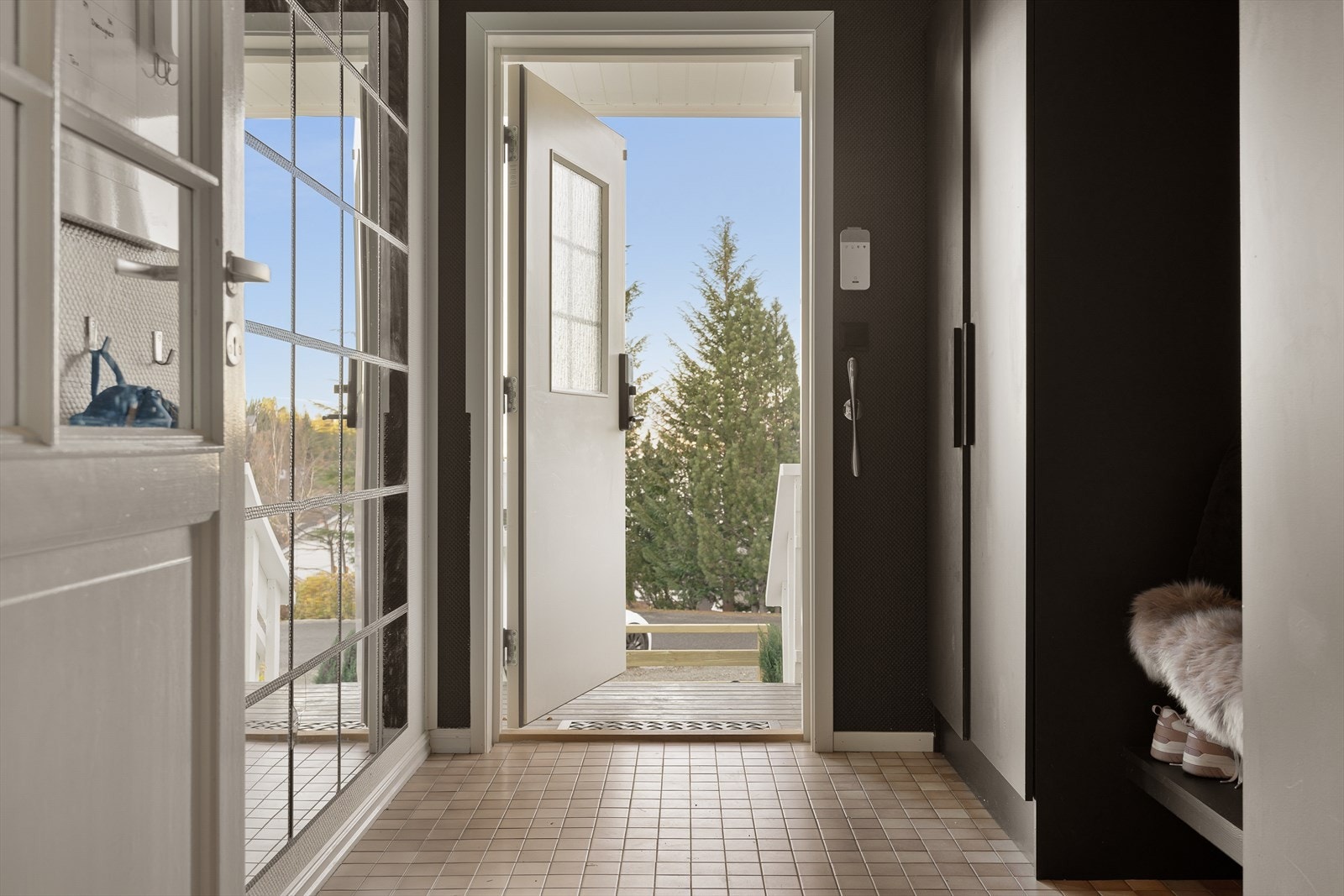 Her blir man ønsket velkommen inn til boligens romslige entré. Galleribilde