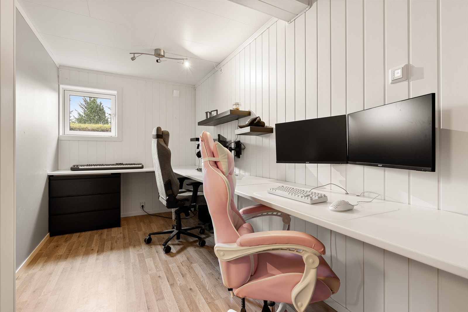 Boligens 5 soverom er plassert i sokkelen og er på ca. 9 m². Rommet brukes i dag som hjemmekontor. Galleribilde