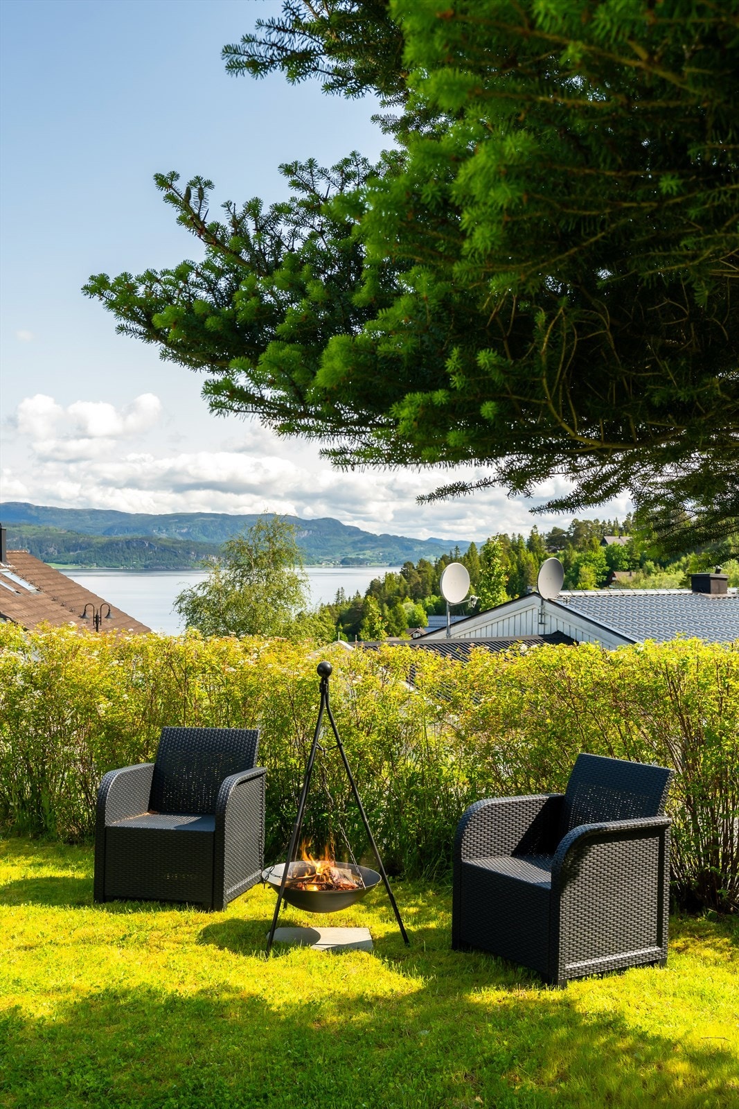 Fra verandaen har man direkte adkomst til et usjenert hageområde, hvor det er god plass for lek og moro. Galleribilde