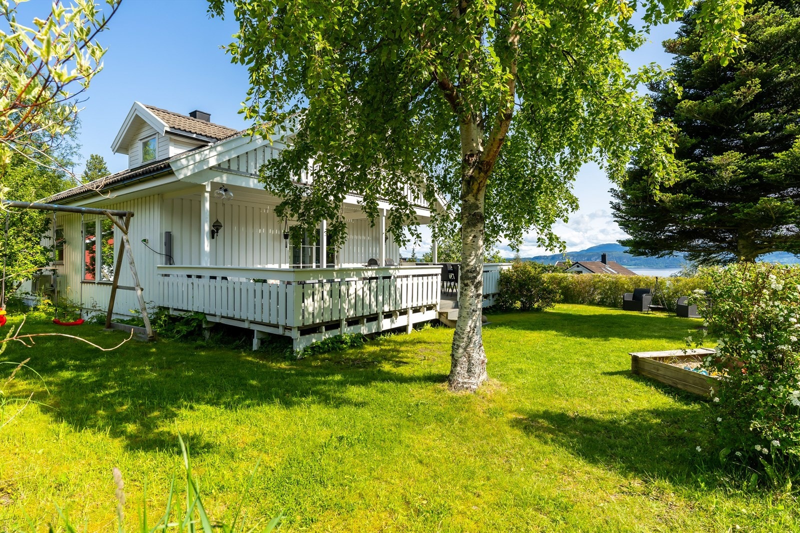 Eiendommen ligger tilbaketrukket på en liten høyde i terrenget, her har man lite innsyn og flott utsikt mot sjøen. Galleribilde