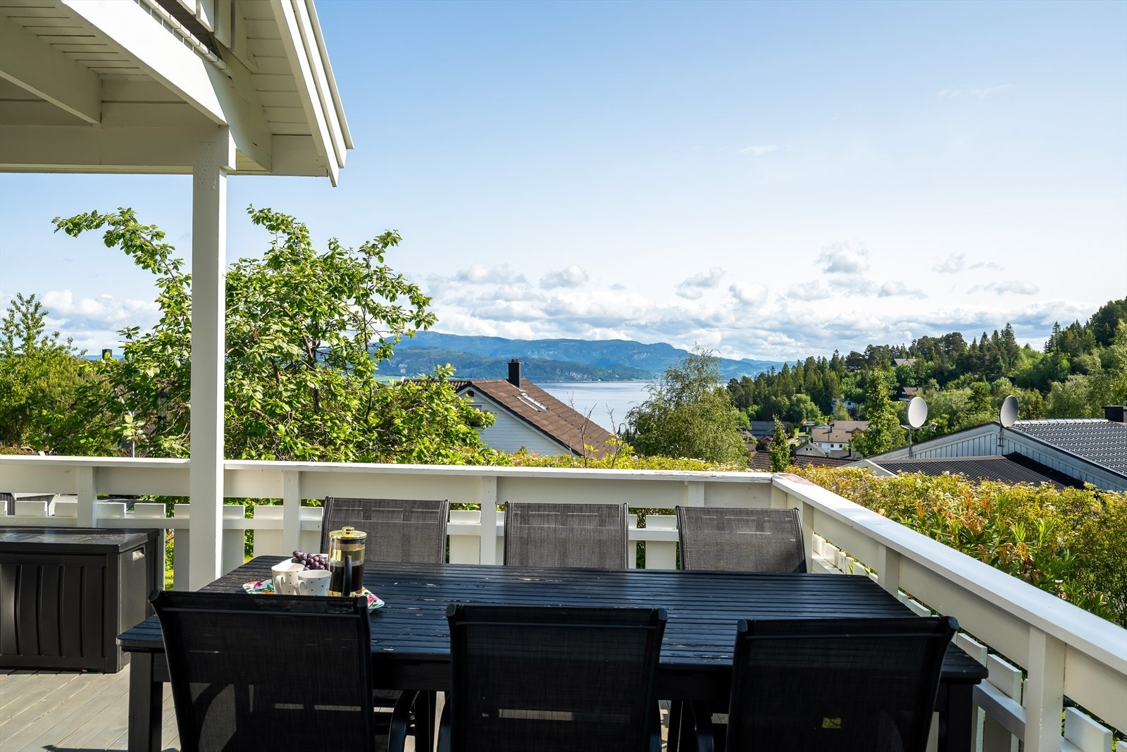 Solrike sommerdager og sene sommerkvelder kan nytes med denne flotte sjøutsikten. Galleribilde