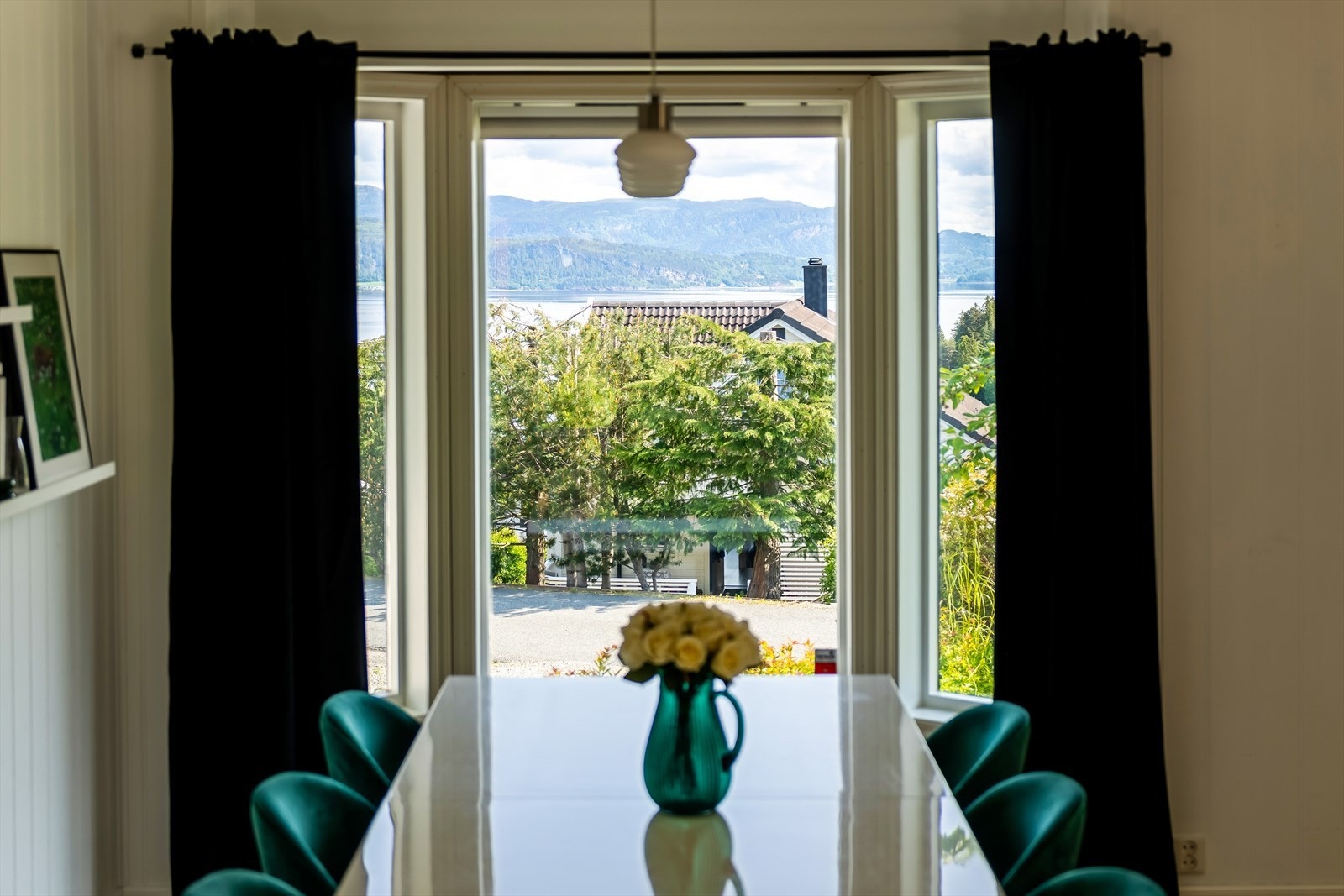 Flott og åpen utsikt mot fjorden fra spisestuen. Galleribilde