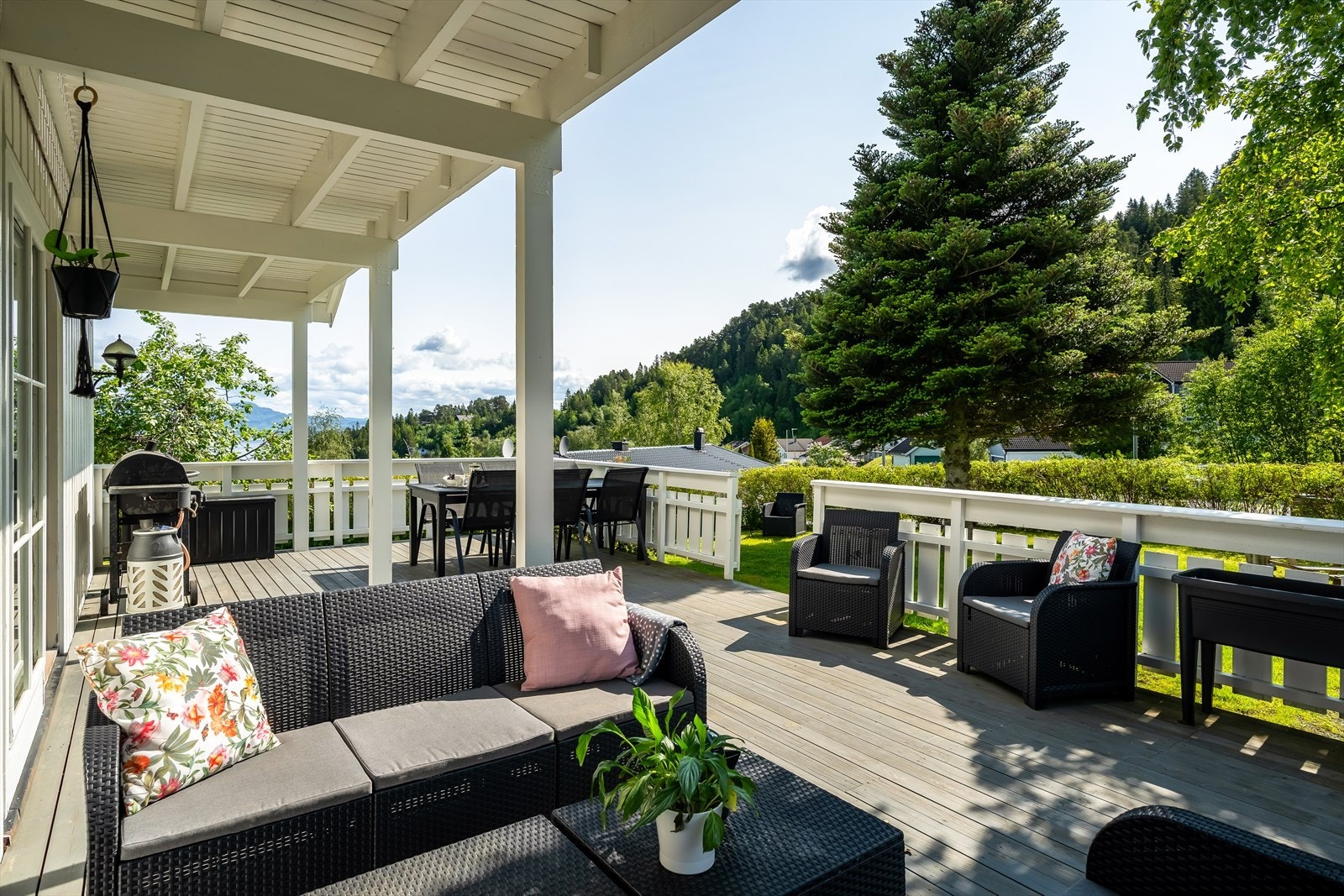 Verandaens vending gir gode solforhold og størrelsen gir god plass for diverse utemøbler som flere sittegrupper, grill og annet utemøblement. Galleribilde