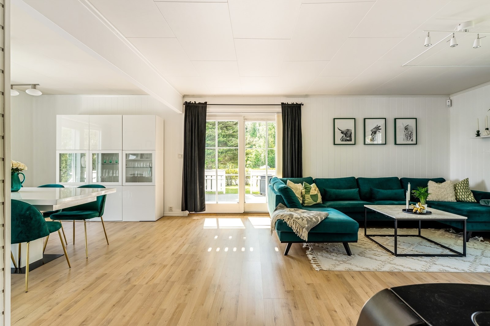 Romslig stue på ca. 51 m². Stuen har store vindusflater, som bidrar til rikelig med naturlig lys i rommet. Galleribilde