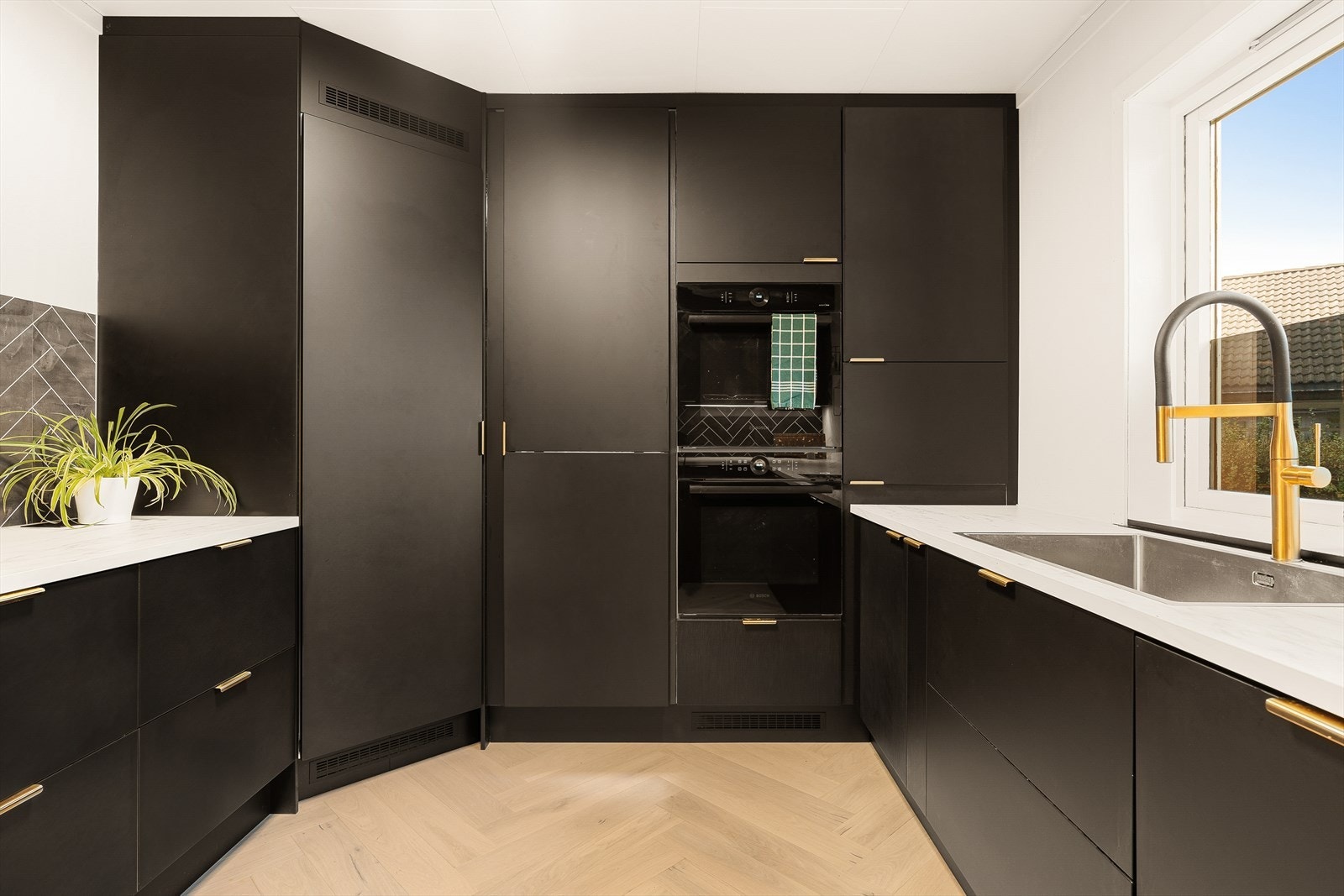 Tidsriktig og romslig kjøkken fra 2022. Galleribilde