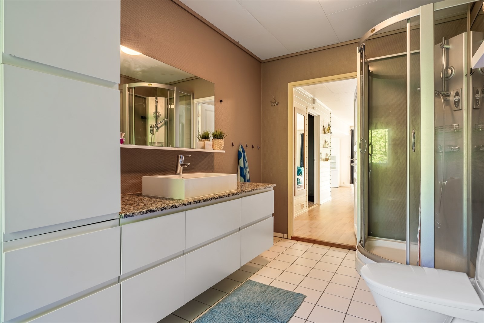 Badet har flis på gulv med sokkelflis, malt strie på vegg, foliert takess i himling . Galleribilde