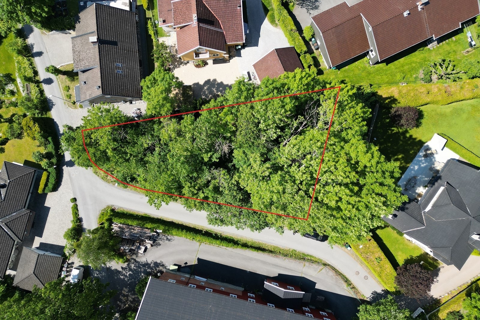 Tomt på 928 kvadratmeter, ideelt plassert i et naturskjønt og attraktivt boligområde. Galleribilde