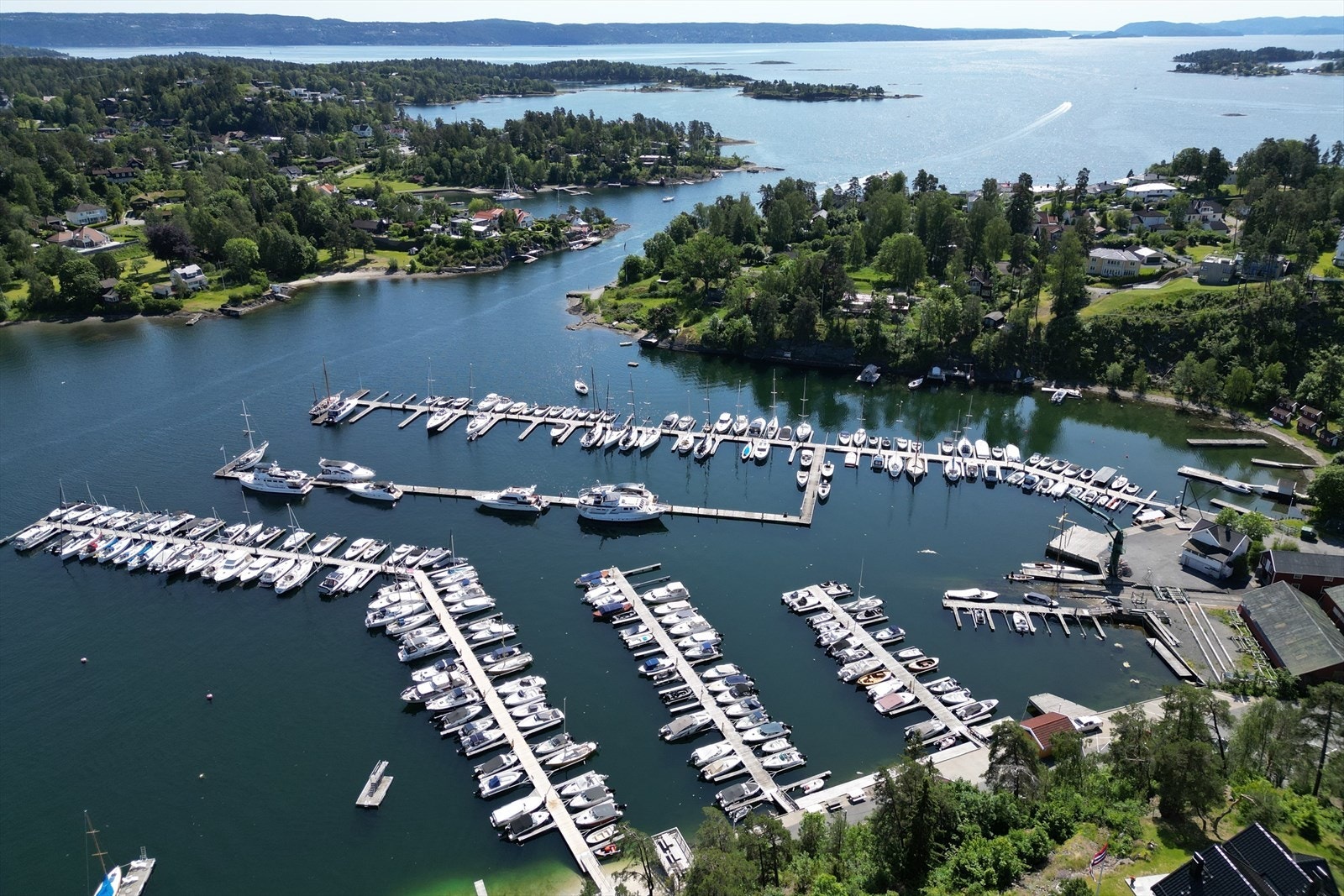 Øvre Nes Vel grenser i grove trekk mot Fekjan i vest, mot Nesbukta i øst, mot Landøya ungdomsskole og Holmen Yachtverft i syd og mot Mellom Nes skole og Nesveien i nord. Galleribilde
