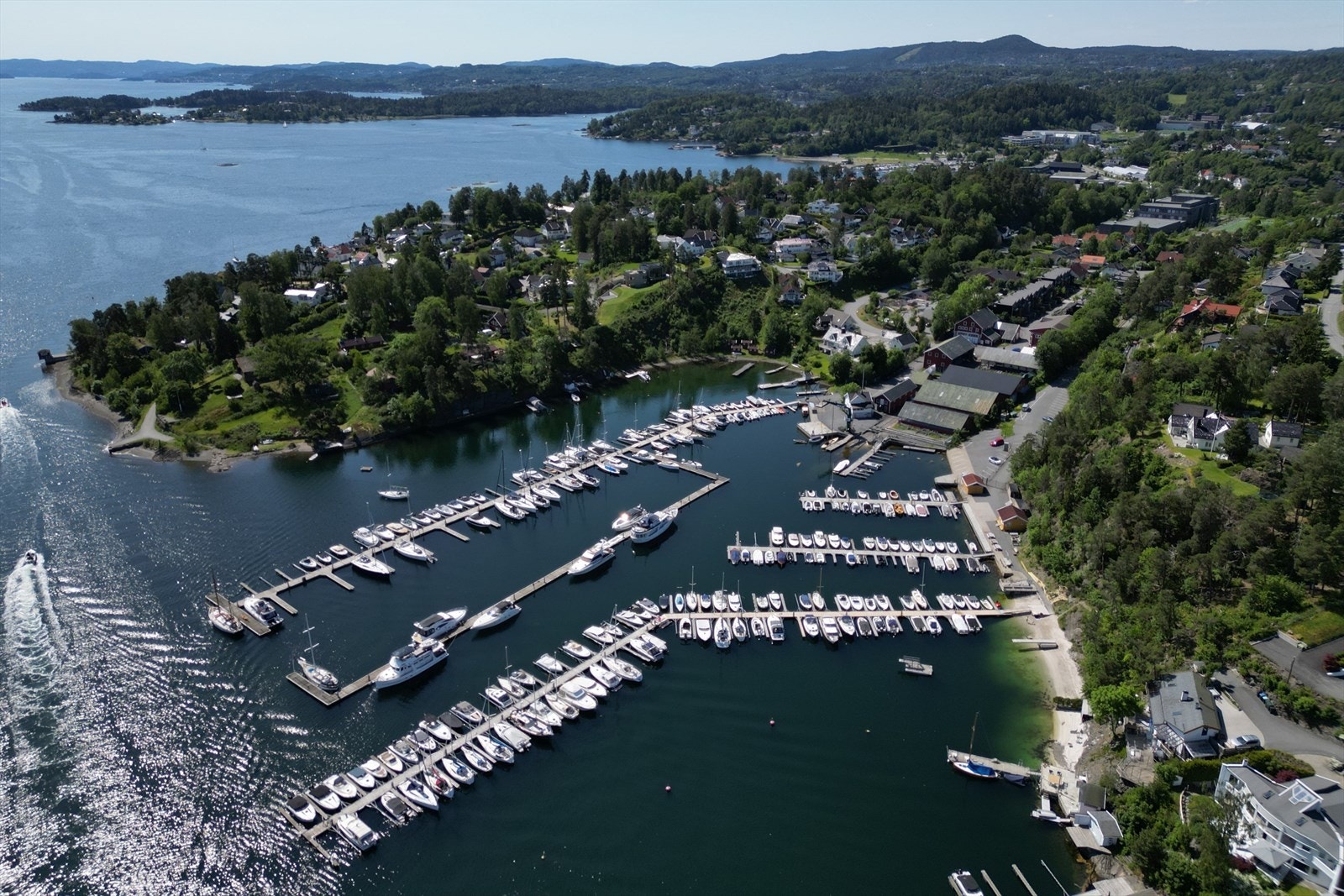 Medlemskapet i Øvre Nes Vel gir tilgang på privat båthavn og badestrand med stupetårn, kajakkplasser og grillsted. Galleribilde