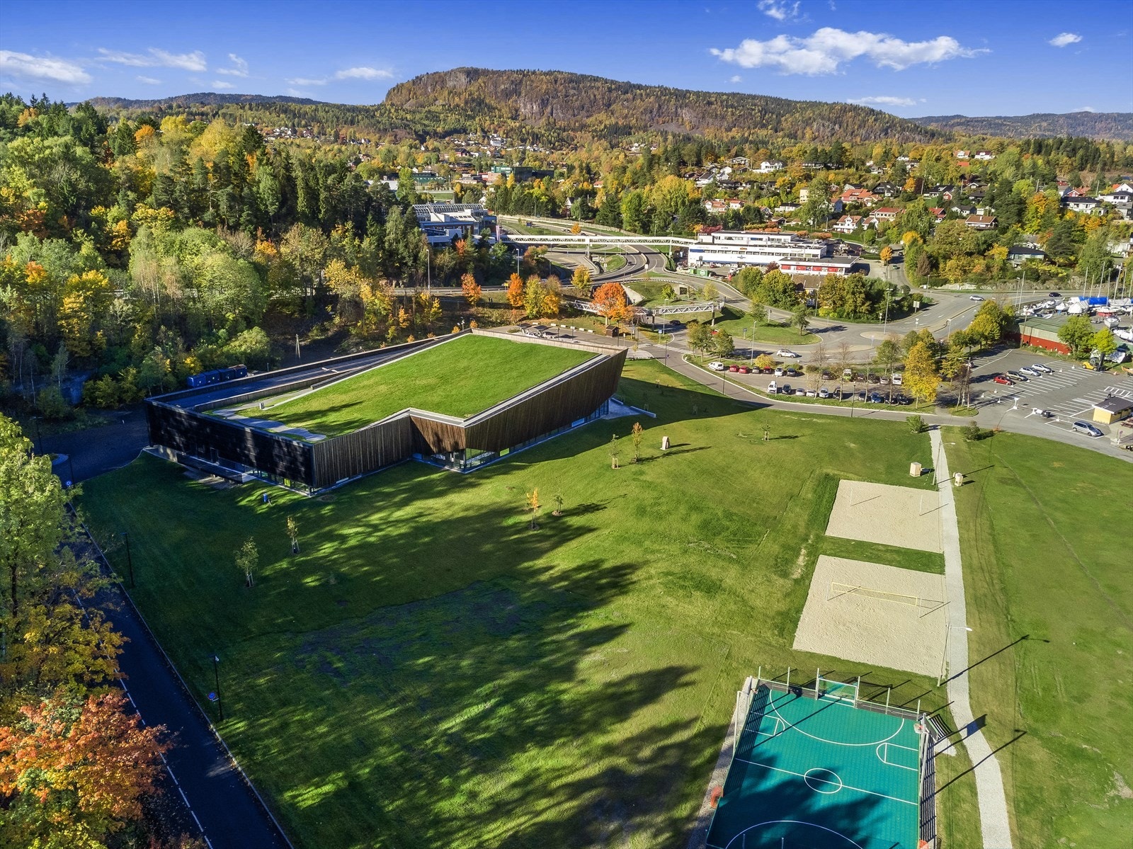 Gangavstand til Holmenskjæret med badestrand, båthavn og svømmehall. Galleribilde