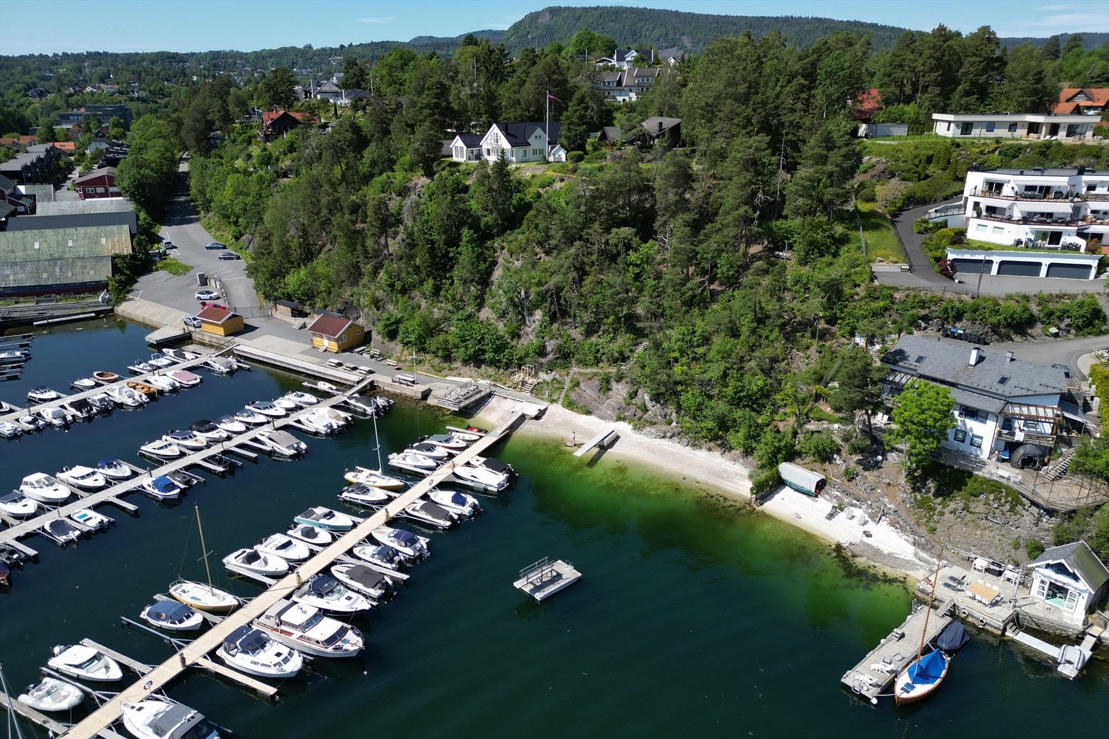 Tilgang til privat båthavn og strand bia bom og port med nøkkel. Galleribilde