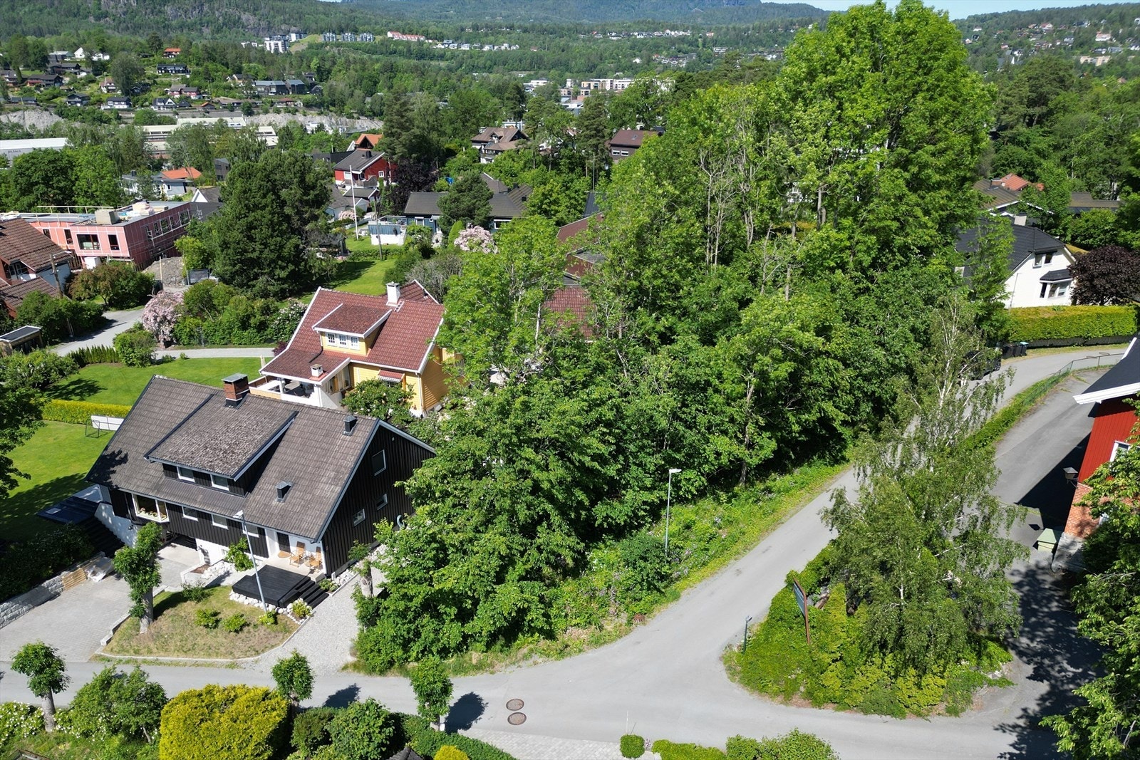 Området rundt er kjent for nærhet til sjøen og flotte turområder. Galleribilde