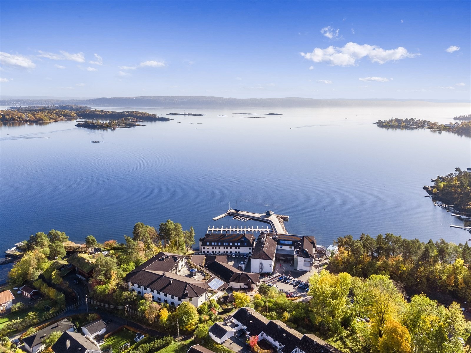 Holmen fjordhotell ligger i kort avstand fra eiendommen med spa og restaurant. Galleribilde