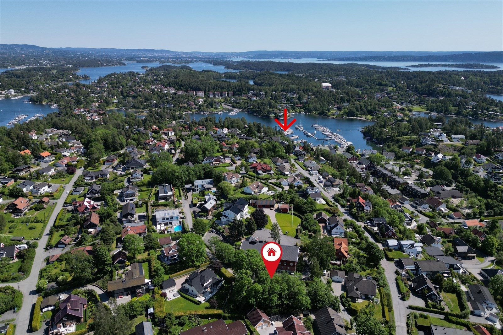 Nes Terrasse 59 ligger sentralt på Nesbru med prioritet på båtplass via Øvre Nes Vel. Galleribilde