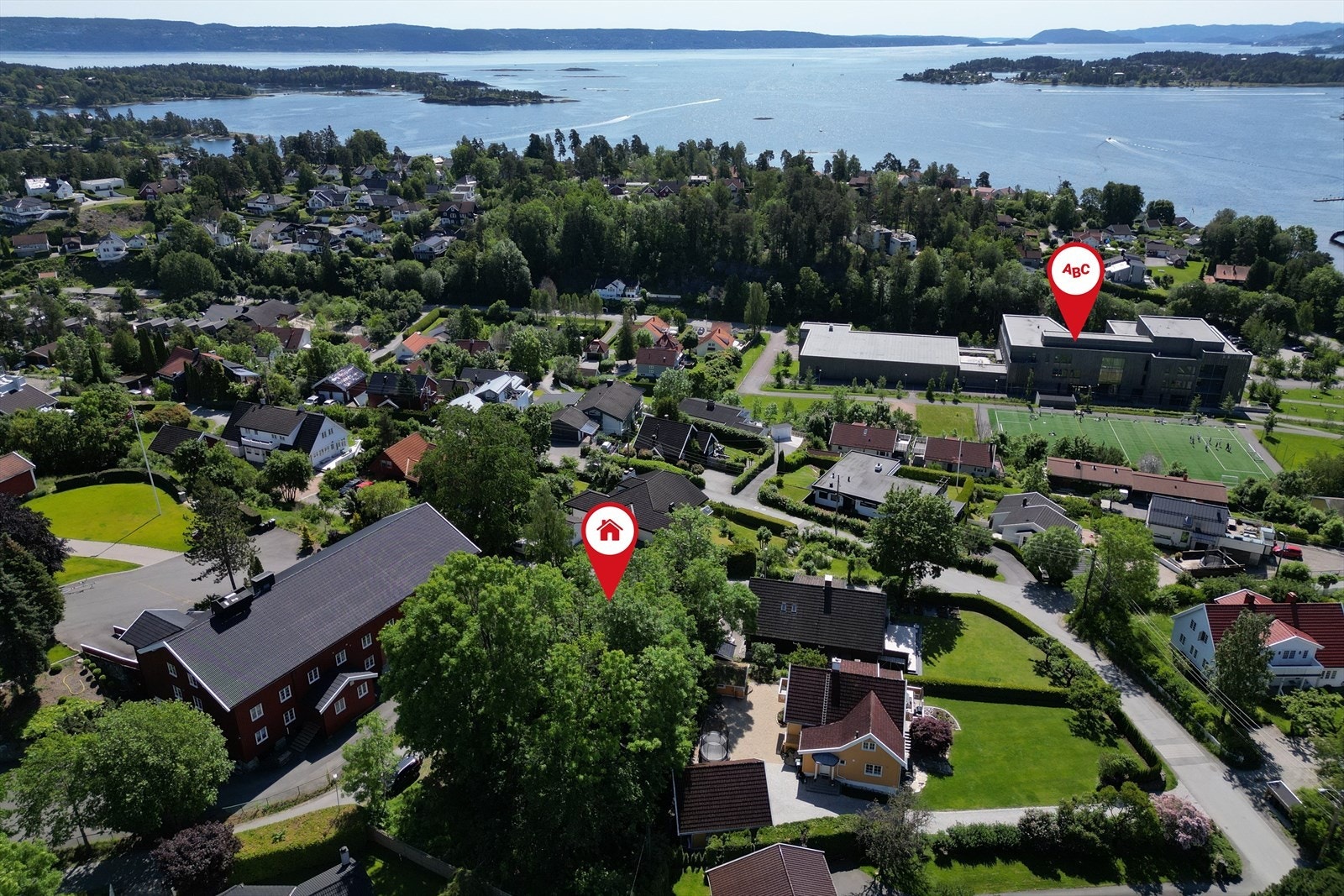 Eiendommen sokner til Mellom-Nes barneskole og Landøya ungdomsskole. Galleribilde