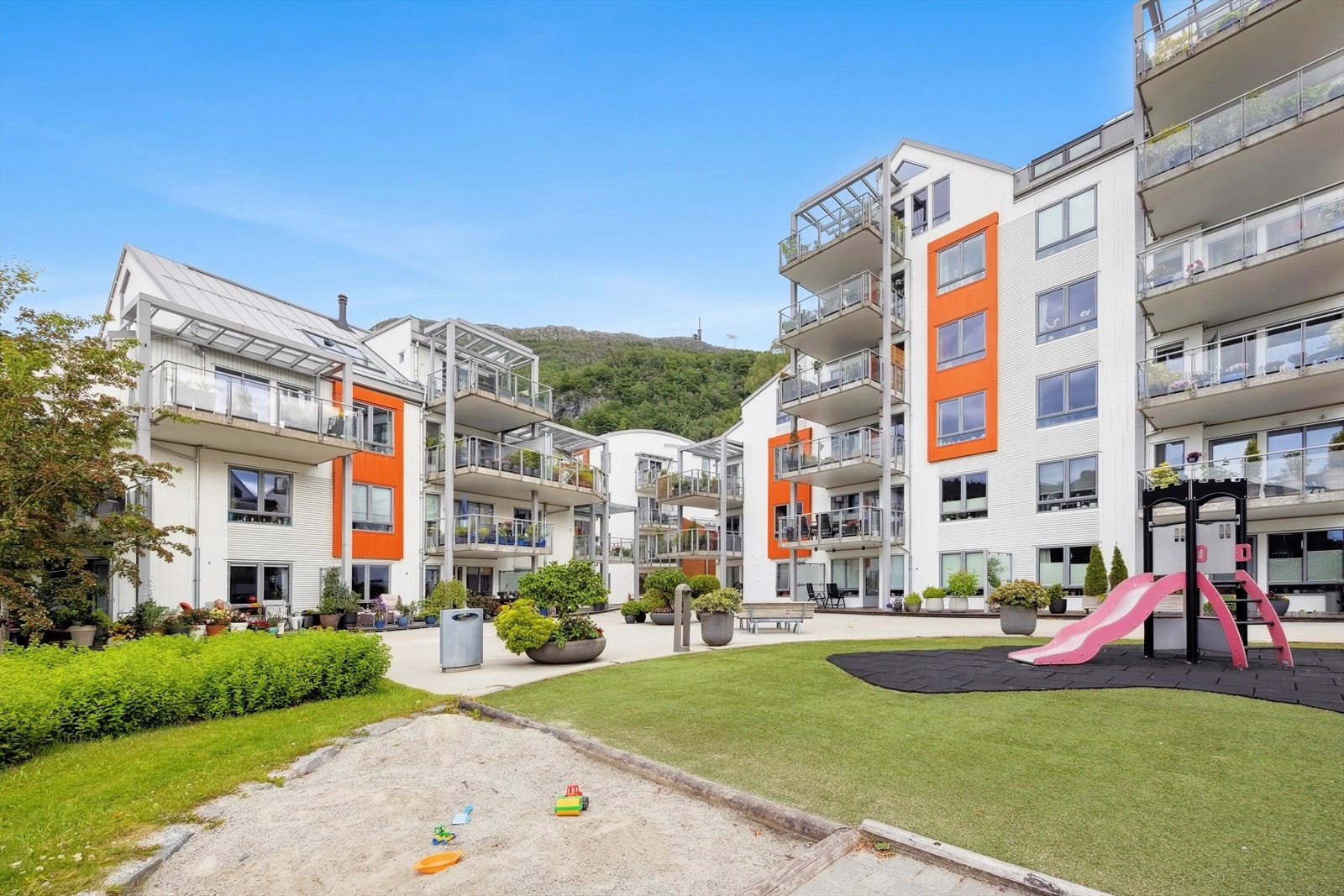 Bygget er fra 2006 og ligger likeovenfor Fløen og like ved Haukeland sykehus. Under byggene finner du et garasjeanlegg med egen parkeringsplass og elbillader - her går du tørskodd direkte fra garasjen til leilighetene. Galleribilde