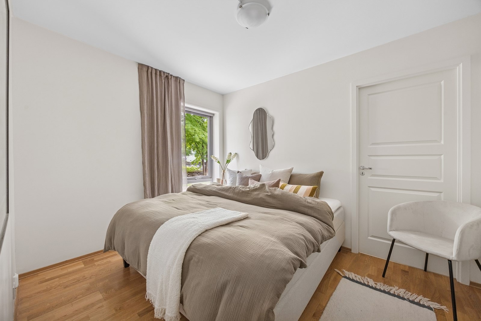 Hovedsoverommet måles til 11,1 kvm. Her er det god plass til å møblere med en stor seng og nattbord på hver side, samt at det er godt med oppbevaringsplass i en stor og praktisk garderobe. I tillegg har du bod i bakkant av soverommet. Galleribilde