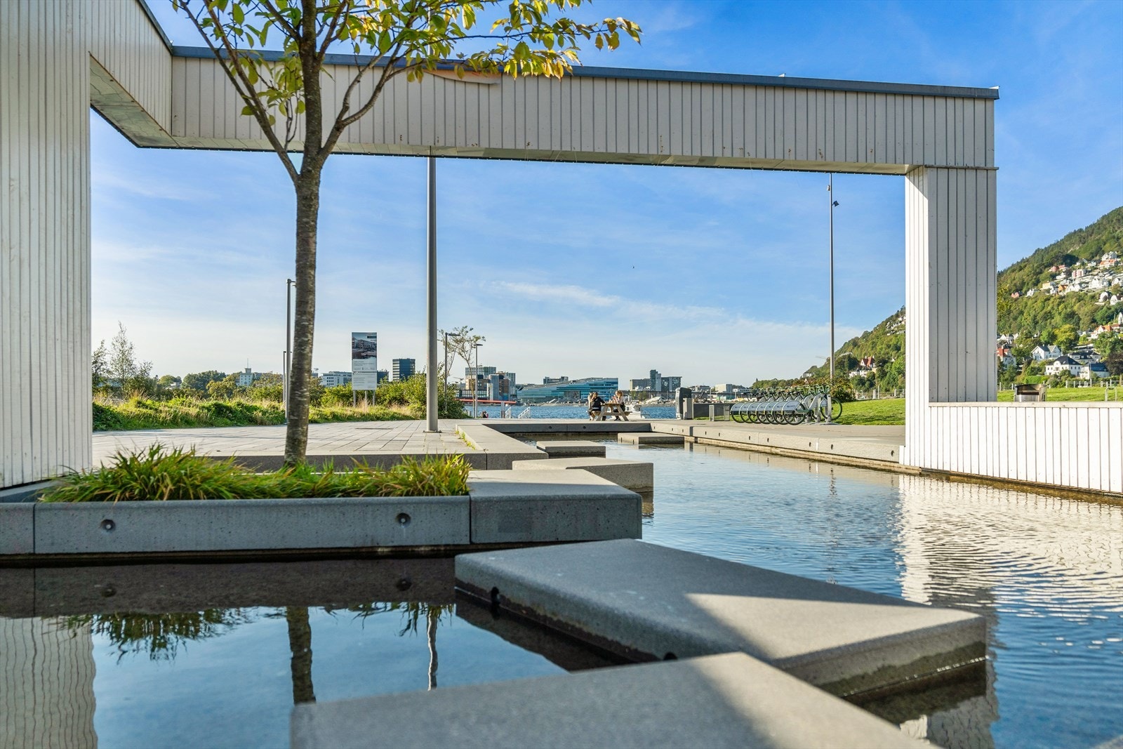 Flere sosiale soner nede i Møllendal, fin løype rundt vannet om du foretrekker en gåtur eller løpetur! Galleribilde