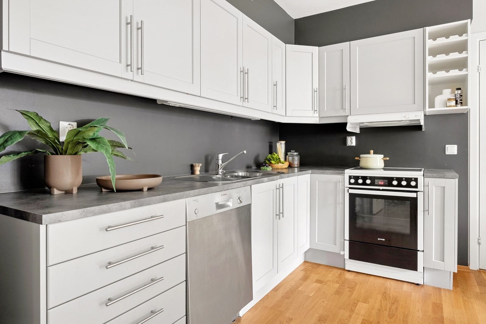 Her er det godt med oppbevaringsplass i skuffer og skap. For hvitevarer er det plass og opplegg for komfyr, oppvaskmaskin, kjøleskap og ventilator. Galleribilde