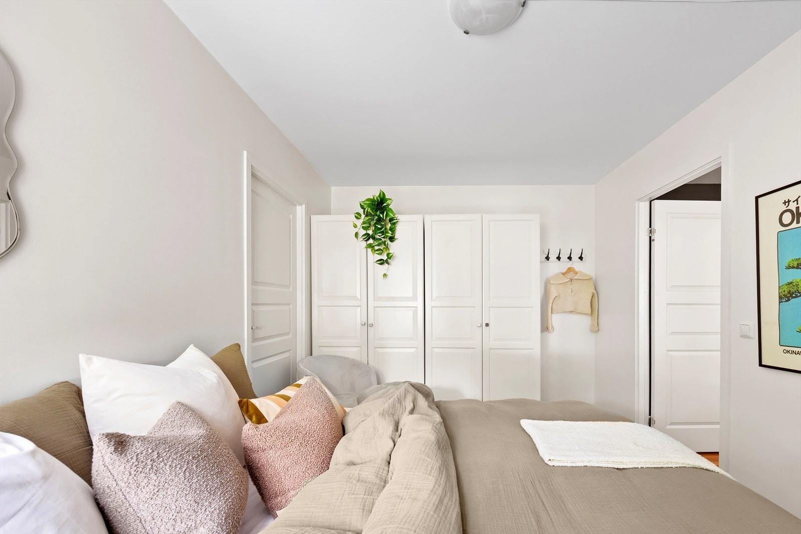 Bod fra soverommet, som er praktisk og kan fungere som en liten Walk-in garderobe. Galleribilde