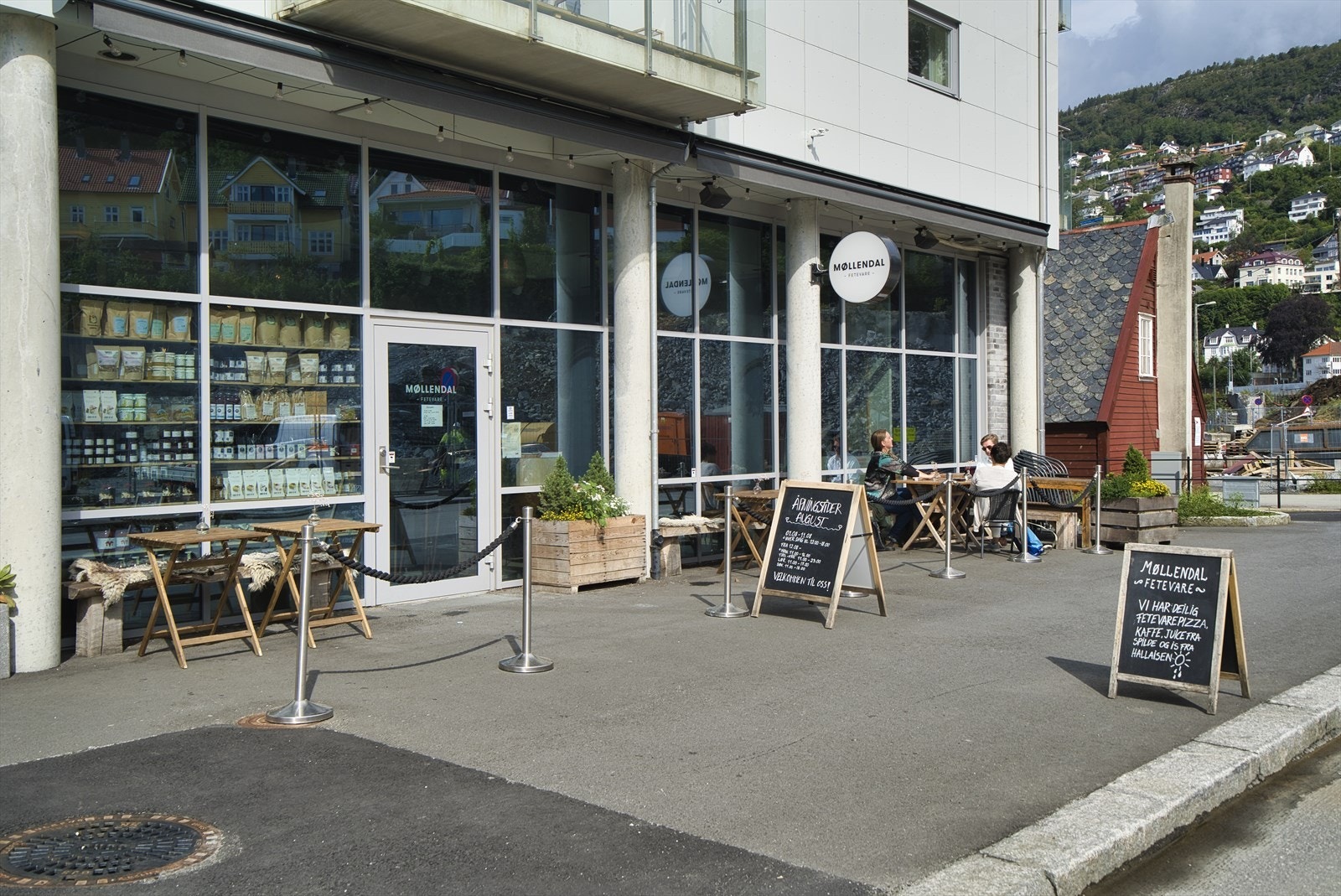 Møllendal er et sosialt område like nedenfor leiligheten. Her har du blant annet Møllendal fetevare. Galleribilde