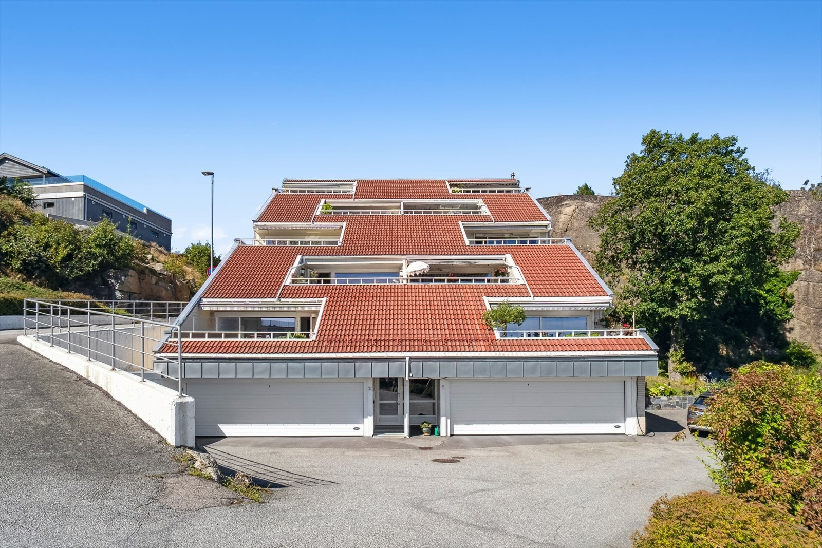 Eiendommen ligger i et etablert og fredelig boligområde, med kort vei til både sjøen, turområder og sentrum. Galleribilde