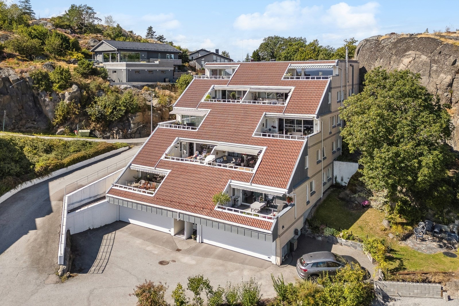 Fra leiligheten har du enkel tilgang til flotte badeplasser, kyststier og rekreasjonsområder - perfekt for deg som verdsetter friluftsliv og naturopplevelser. Galleribilde