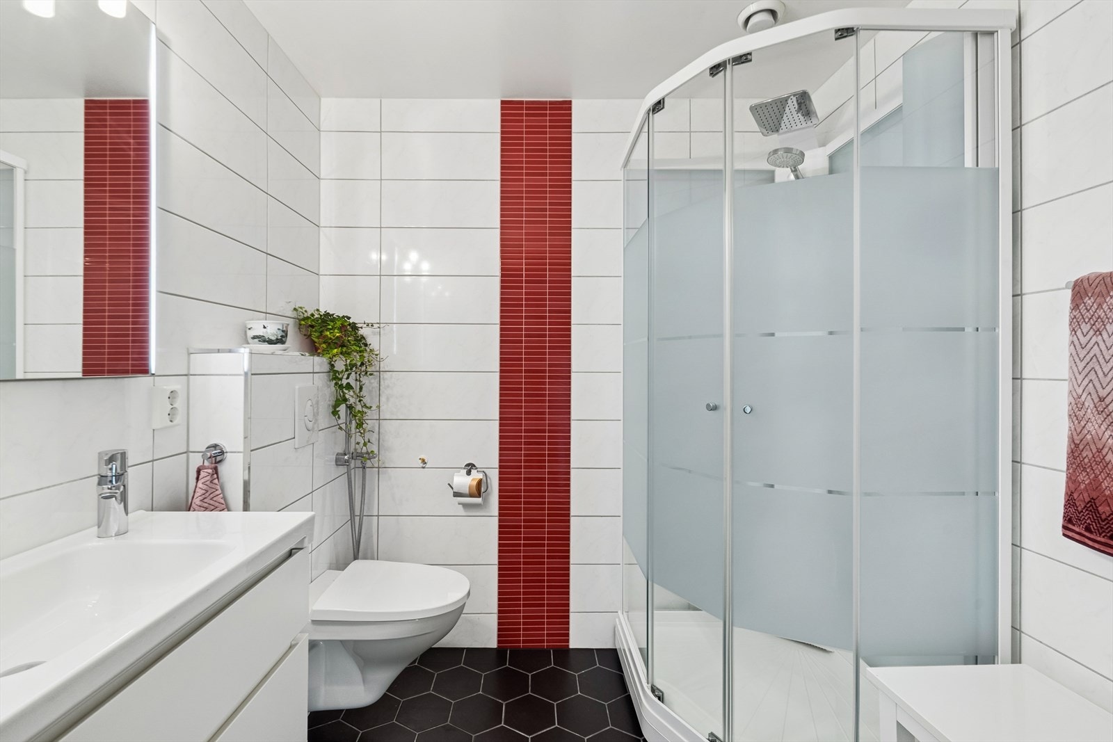 Innbydende bad 2 med baderomsinnredning, dusjkabinett og vegghengt wc. Galleribilde