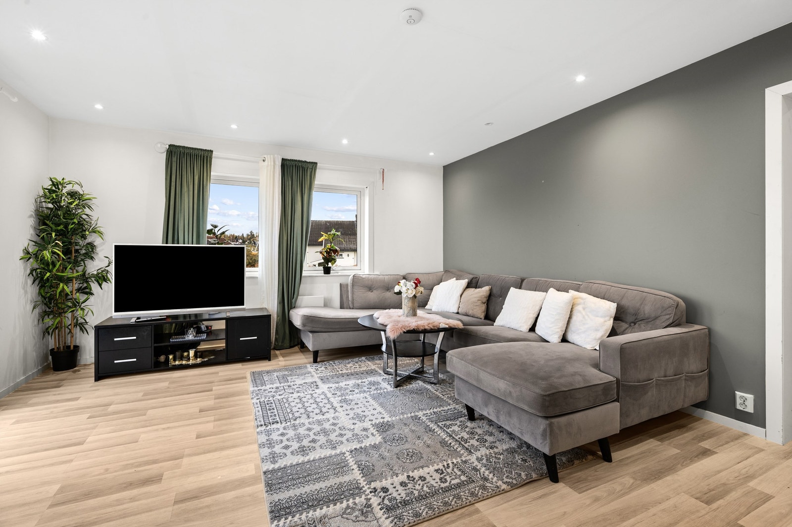 Romslig stue med en lys og luftig romfølelse. Galleribilde