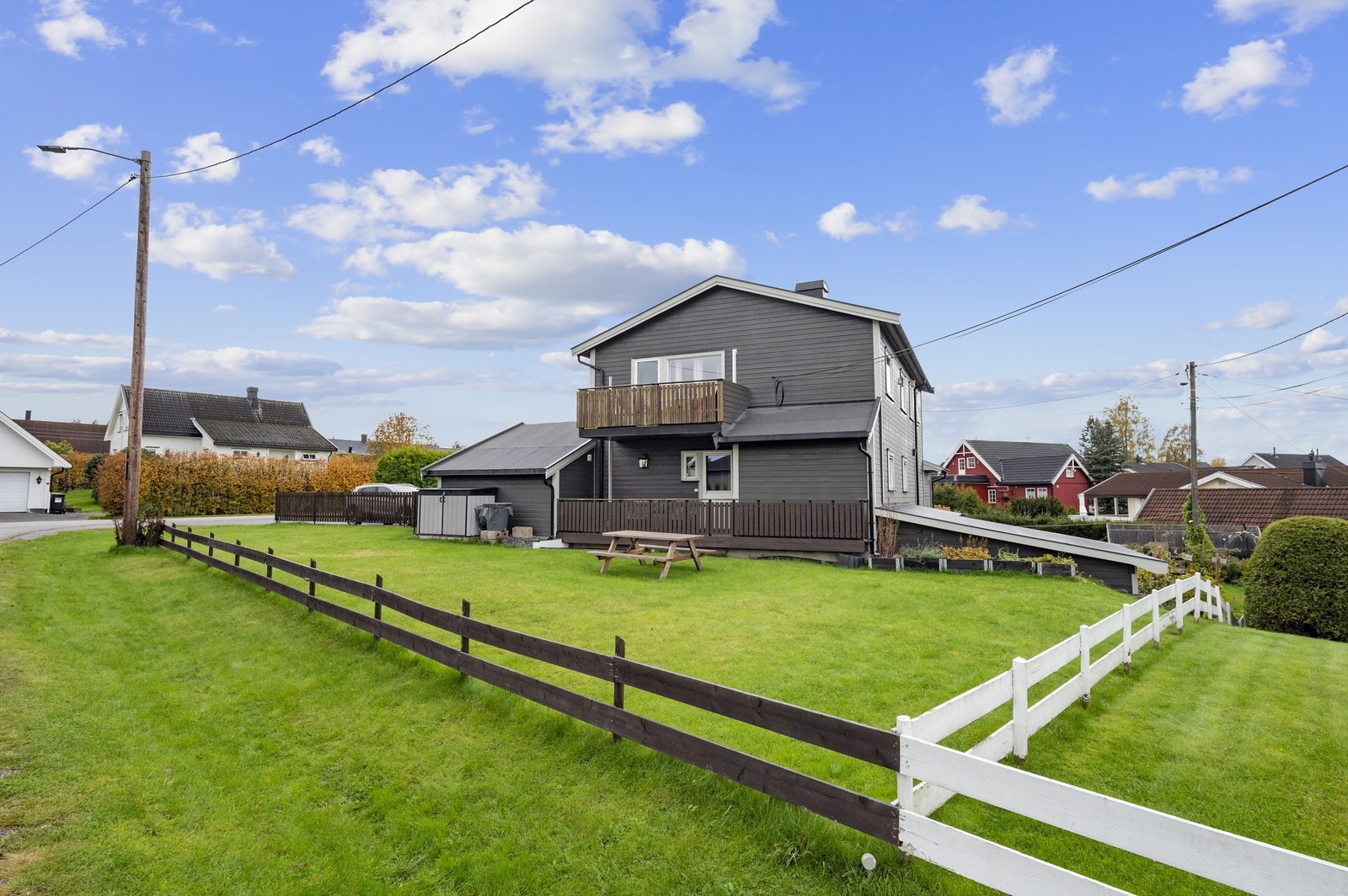 Eiendommen har gangavstand til Råholt barneskole og Råholt ungdomsskole. Det finnes flere videregående skoler i nærliggende områder, samt et godt utvalg av både private og kommunale barnehager. Galleribilde