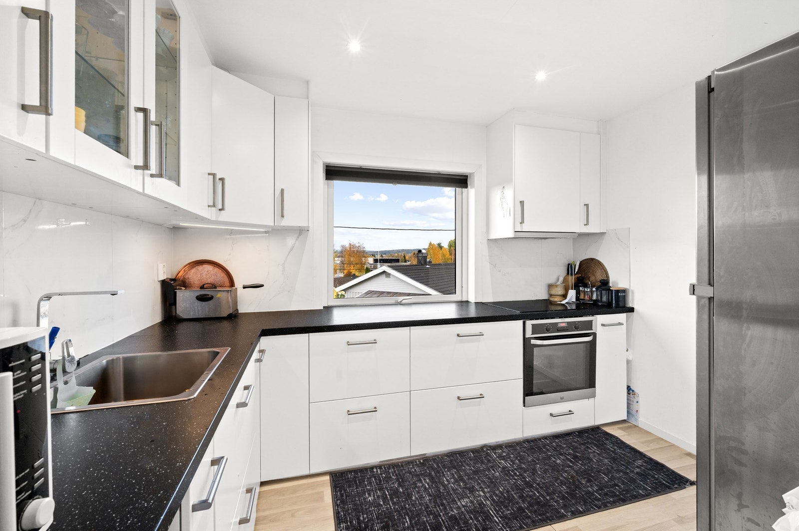 Videre består innredningen av integrert stekeovn, induksjonstopp og opplegg for vaskemaskin. Galleribilde