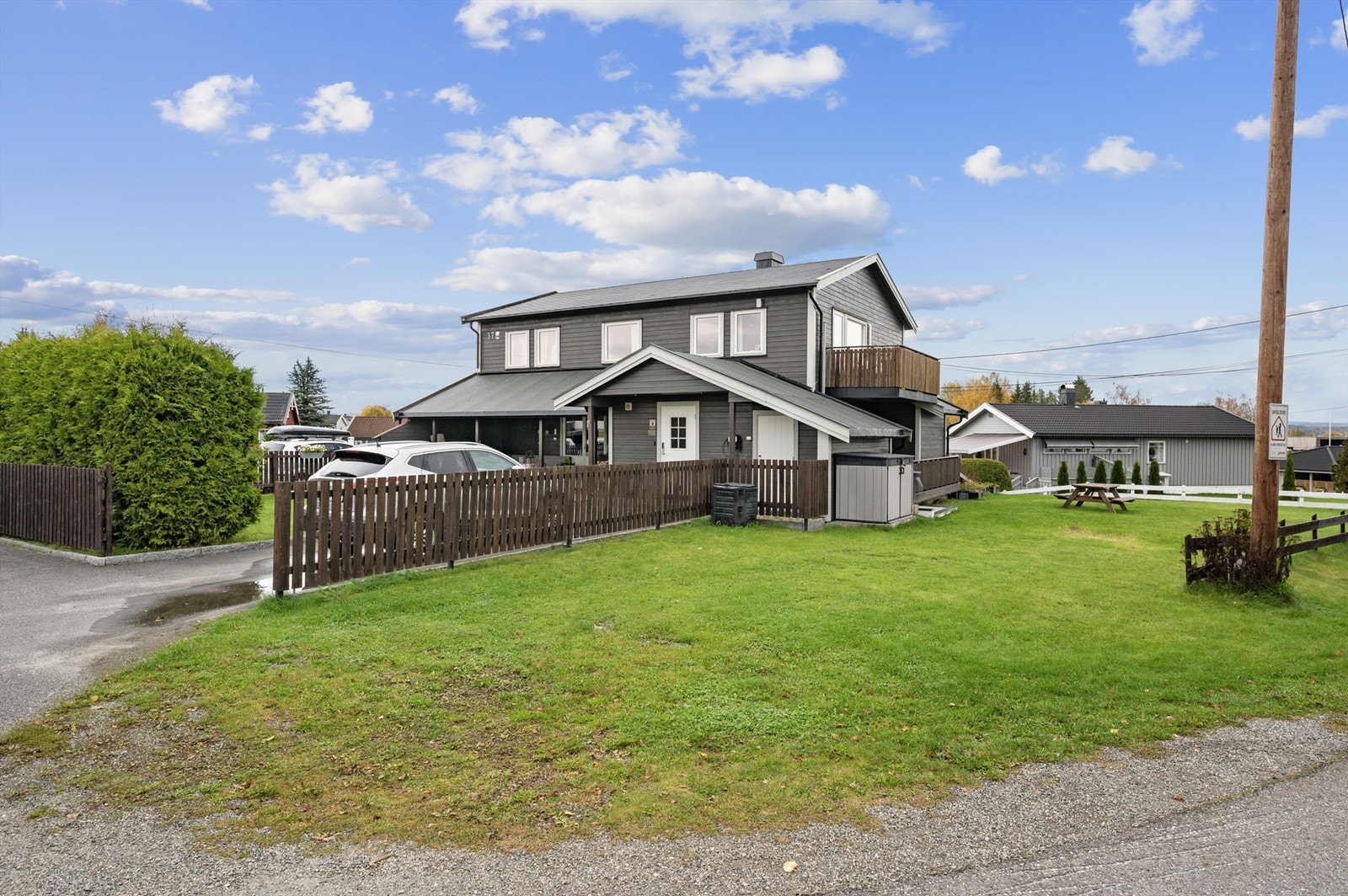 Det er kort vei til lekeplass, fotballbane, lysløype, skiløyper, alpinanlegg, idrettshall, treningssenter og bibliotek m.m. Galleribilde