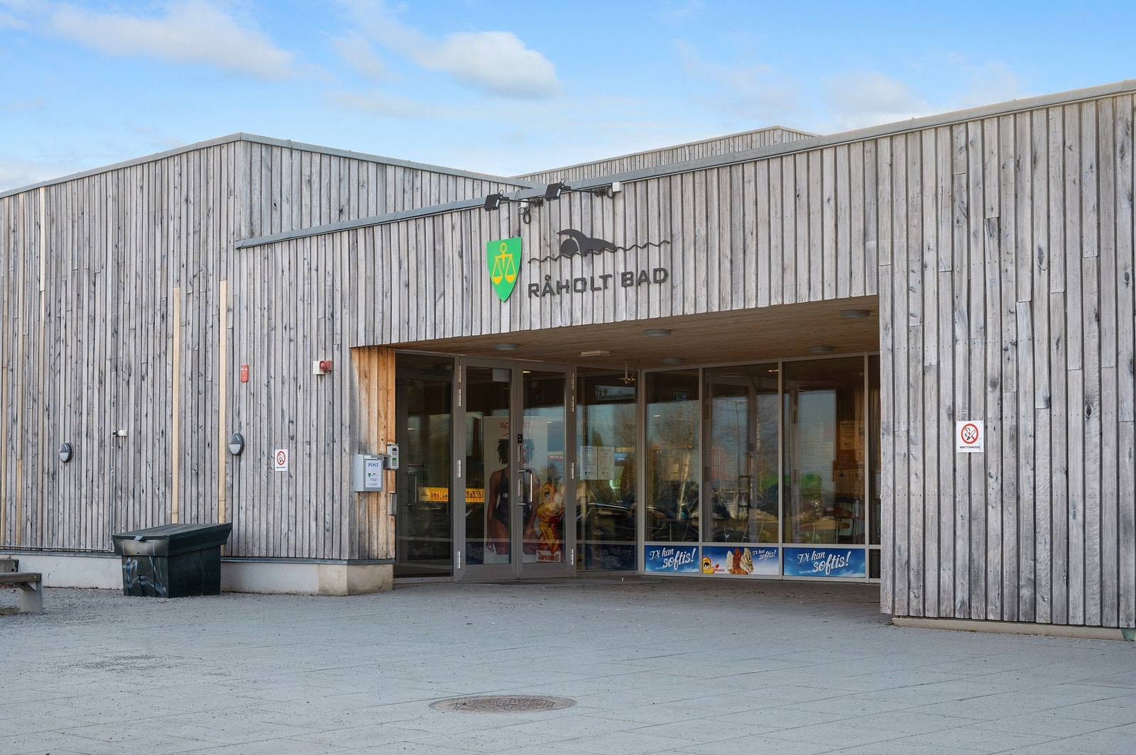 Om vinteren har Råholt bad et godt og variert tilbud til både mosjonister og svømmere, så vel som barnefamilier. Vannet er klorfritt og svømmehallen har stupetårn, samt innendørs og utendørs boblebad. Galleribilde