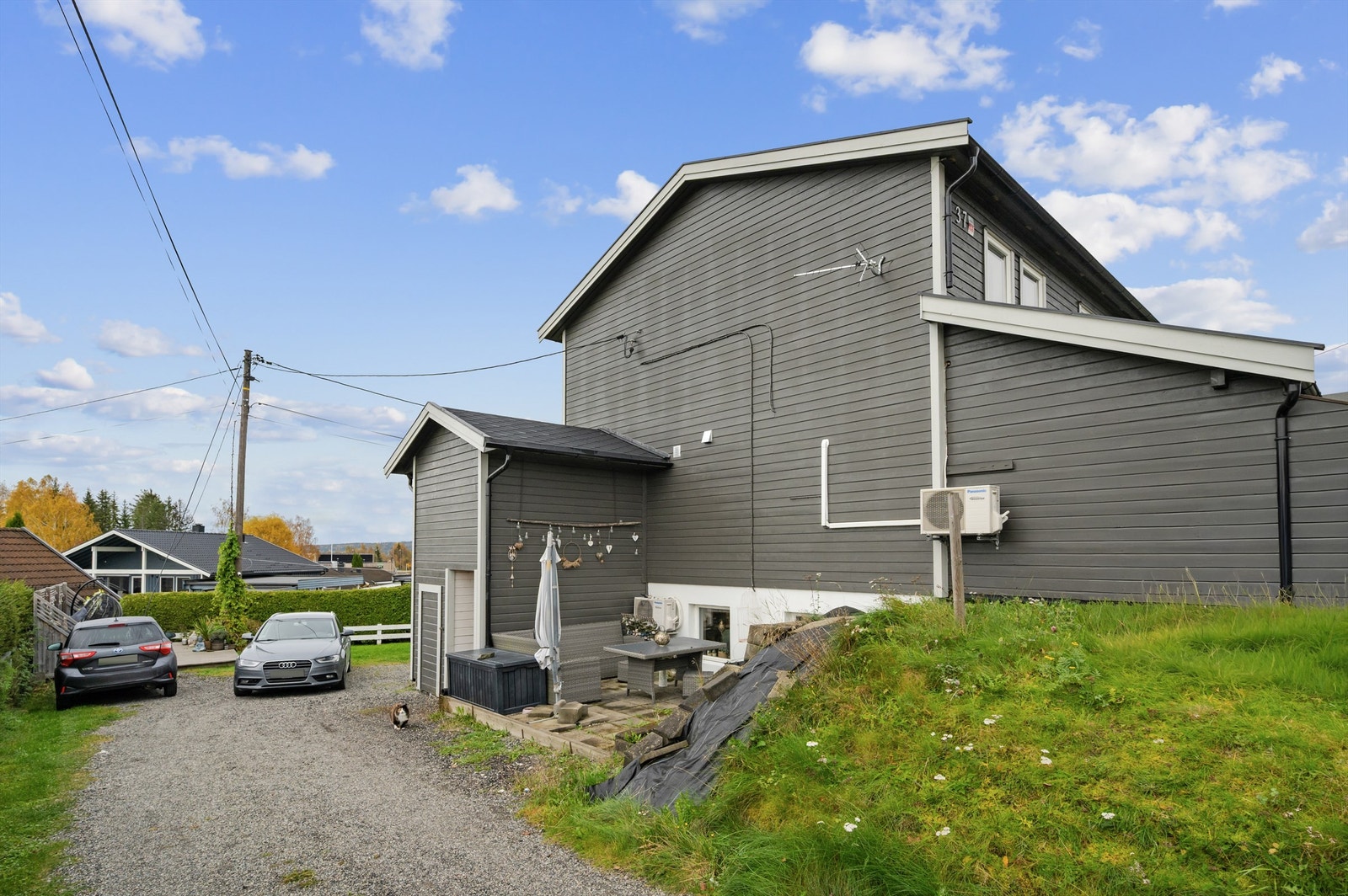 Eiendommen ligger i et barnevennlig og attraktivt boligområde på Råholt i Eidsvoll kommune. Galleribilde