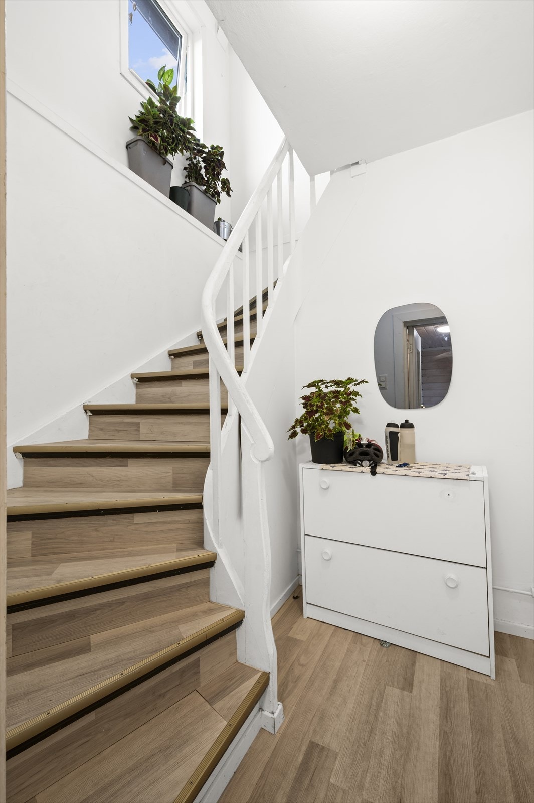 Det første som møter deg er en lys og innbydende entré, som gir et godt førsteinntrykk av leiligheten. Galleribilde