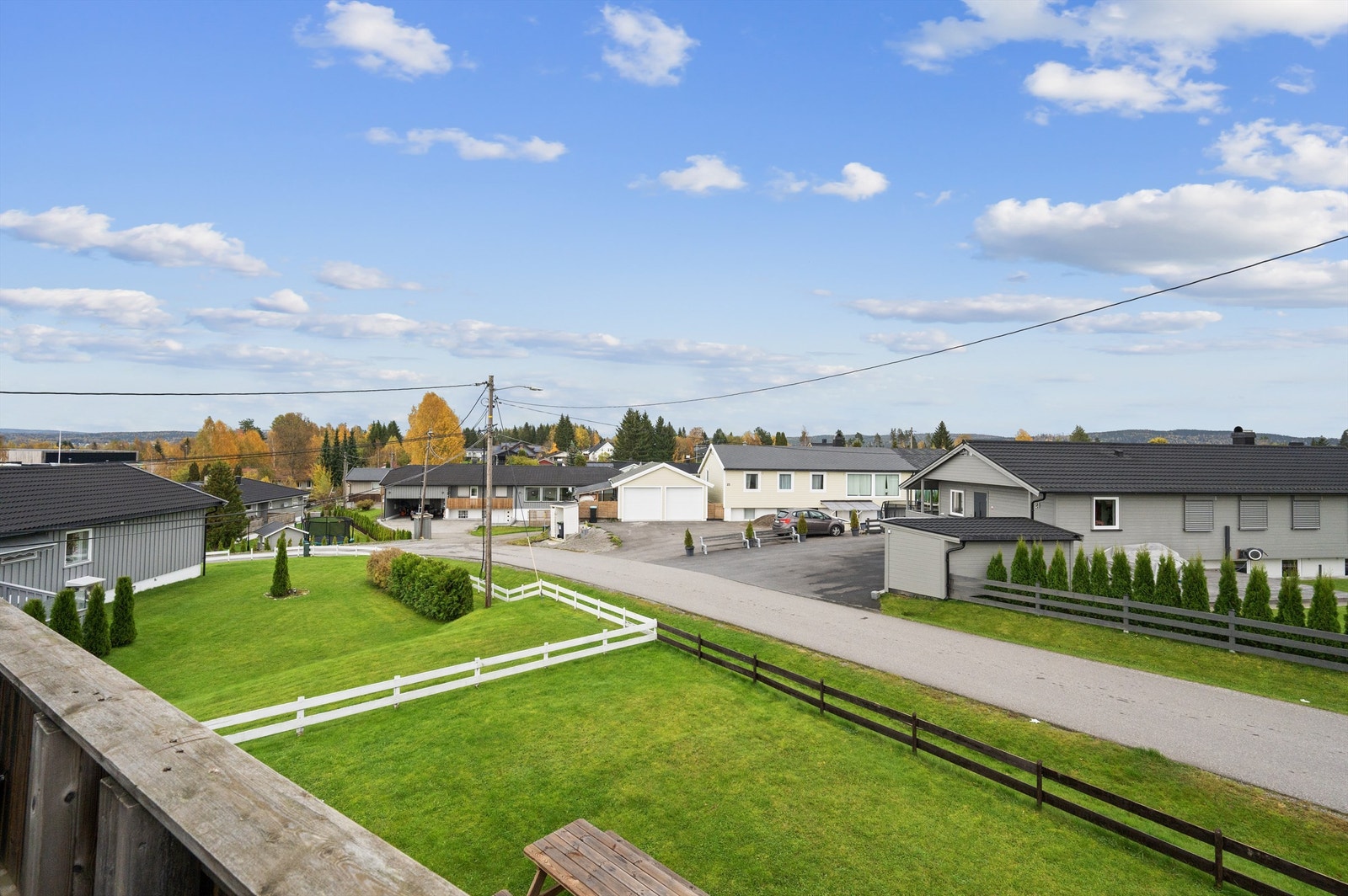 Fra balkongen er det utsyn mot fellesarealer - her kan du fra høyden følge med når de minste leker ute. Galleribilde