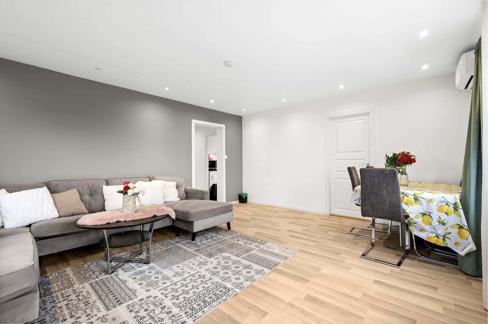 Stuen er romslig slik at man med enkelthet kan innrede etter eget ønske og personlige stil. Rommet er holdt i nøytrale farger, noe som er gjennomgående i hele leiligheten. Galleribilde