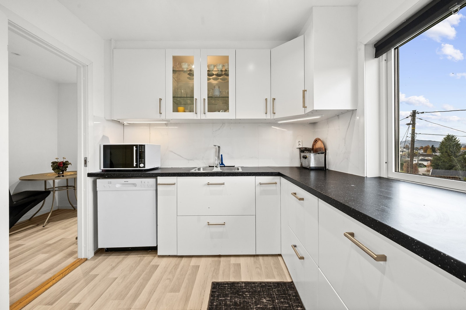 For de fleste er kjøkkenet et av de viktigste rommene i hjemmet. Med sin praktiske separate løsning kan man diske opp de lekreste retter til hele familien. Galleribilde