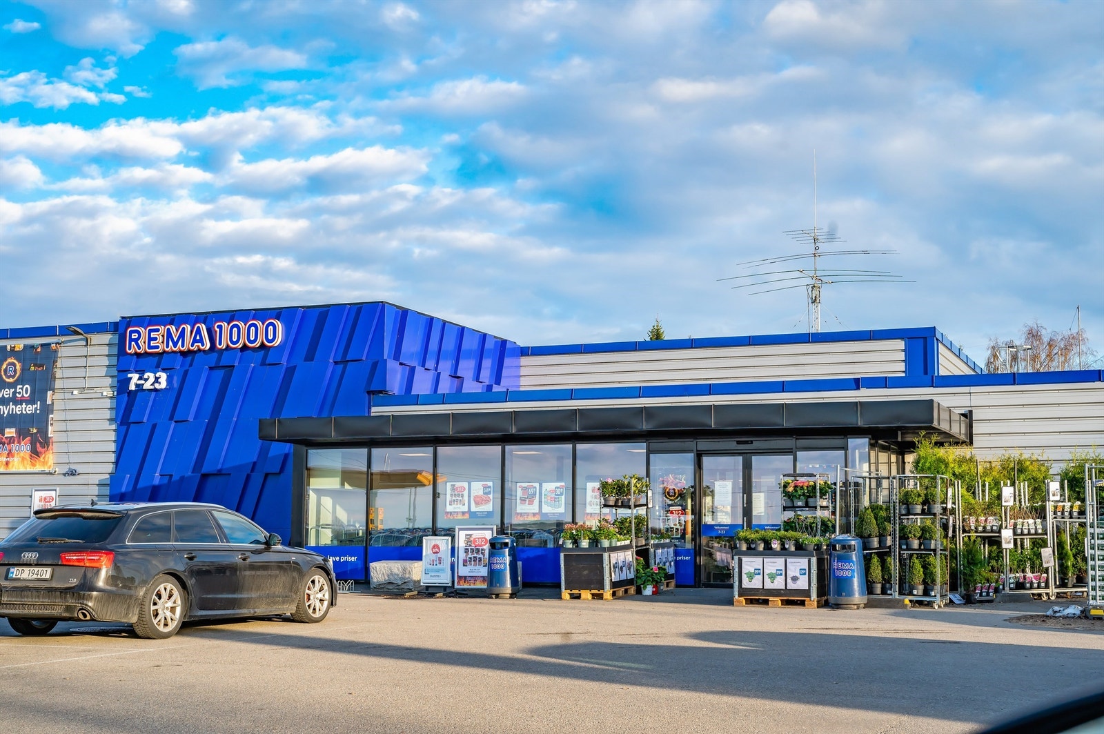 Dagligvarehandelen kan gjøres ved bl.a. Rema 1000, Kiwi- eller Coop Råholt. Galleribilde