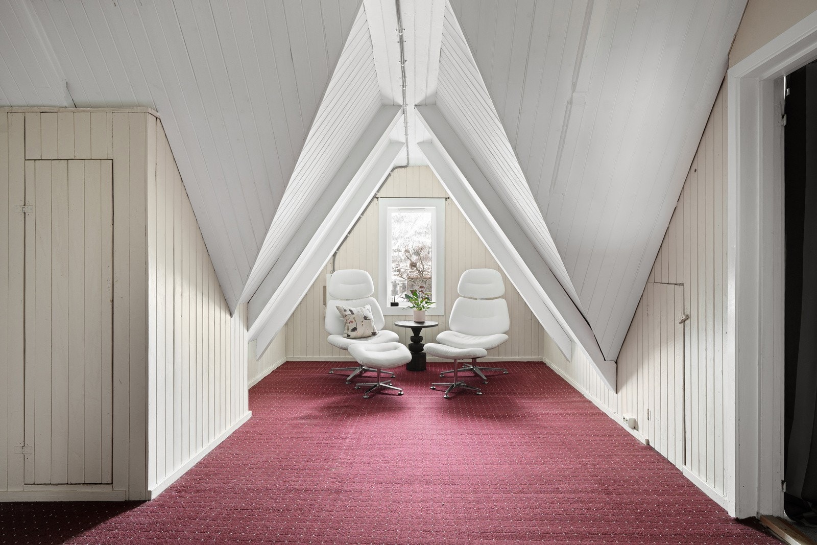 Stor loftstue med god plass for sittegruppe. Her er det også flere bruksmuligheter. Galleribilde