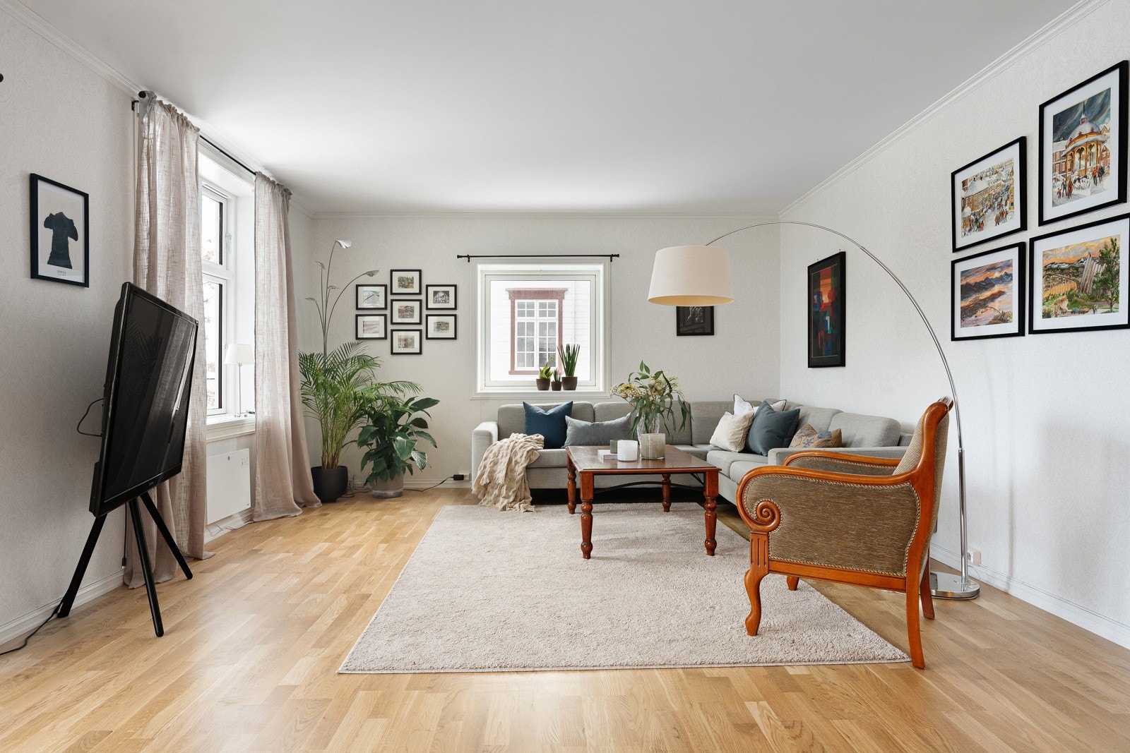 Flere naturlige soner for både sofagruppen og spisebordet. Galleribilde