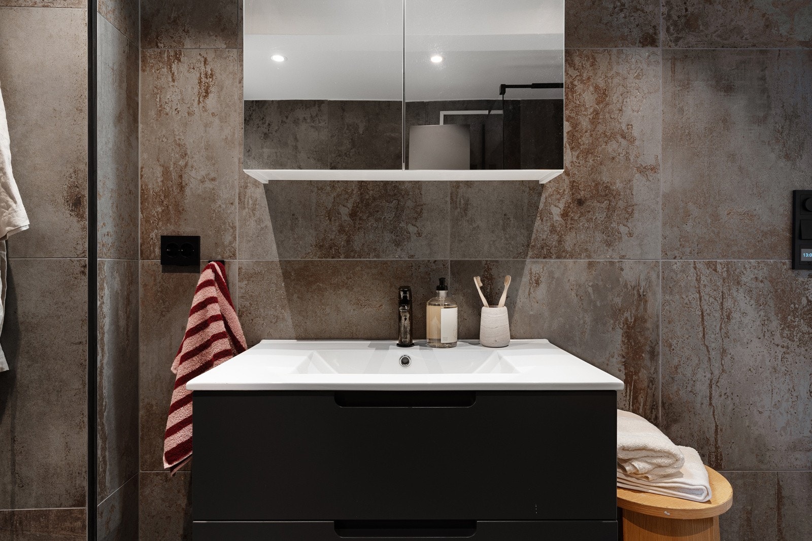 Baderomsinnredning med mye oppbevaringsplass. Galleribilde