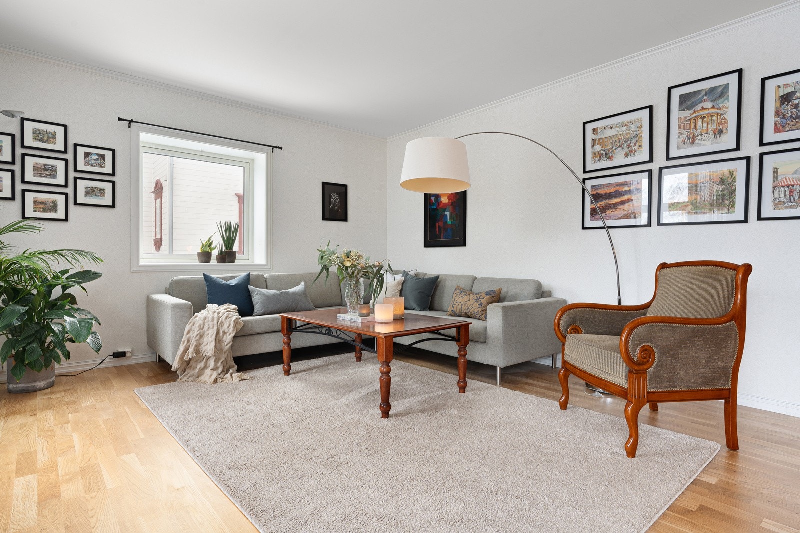 God plass for stor sofa med tilhørende sofabord og loungemøbler. Galleribilde