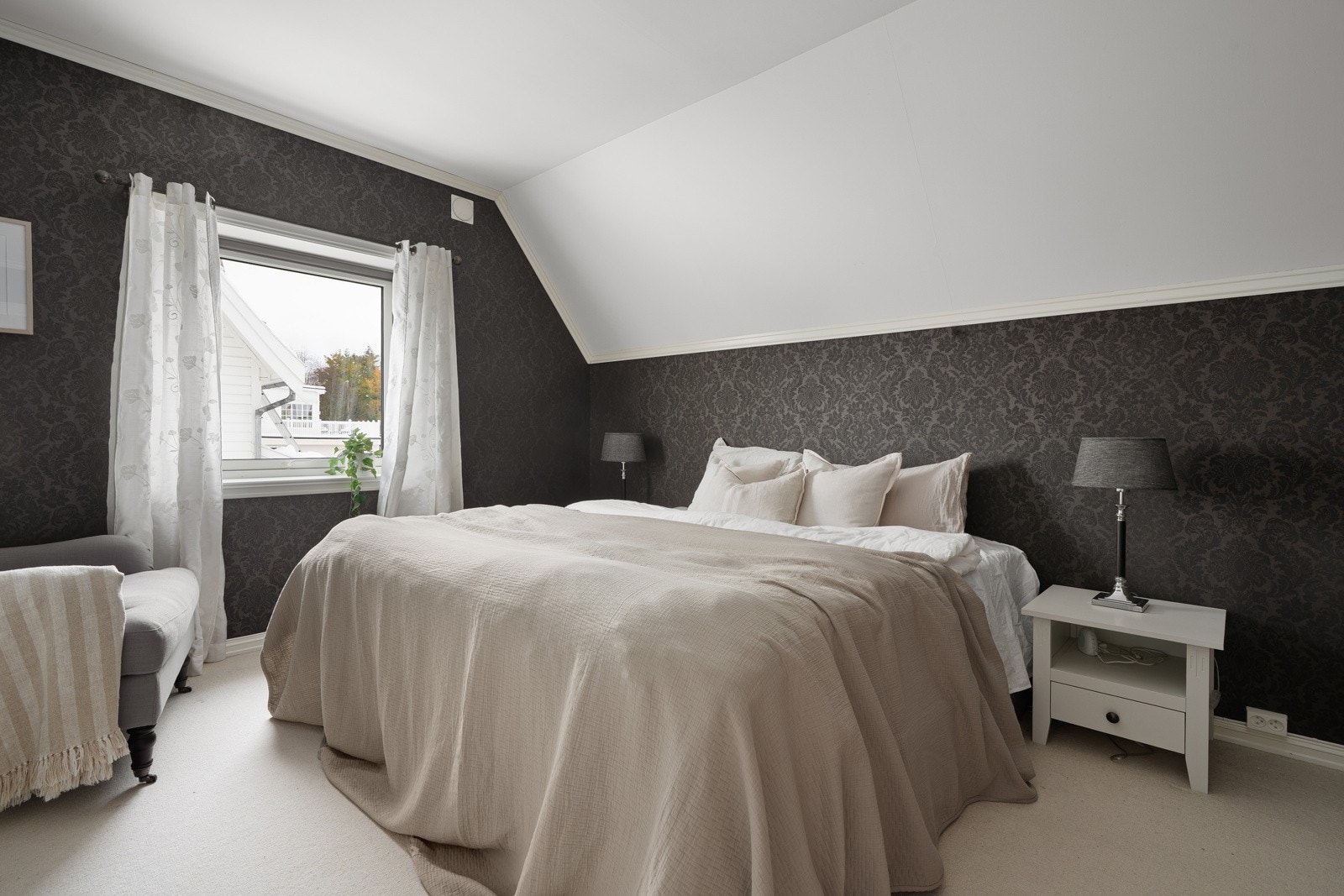 Store og praktiske soverom, som alle vender ut mot stille og rolige omgivelser. Galleribilde