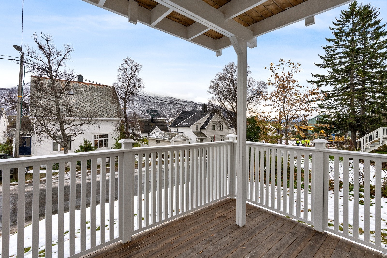 Verandaen har god plass for utemøbler. Overbygg gjør verandaen praktisk og bruksvennlig. Galleribilde