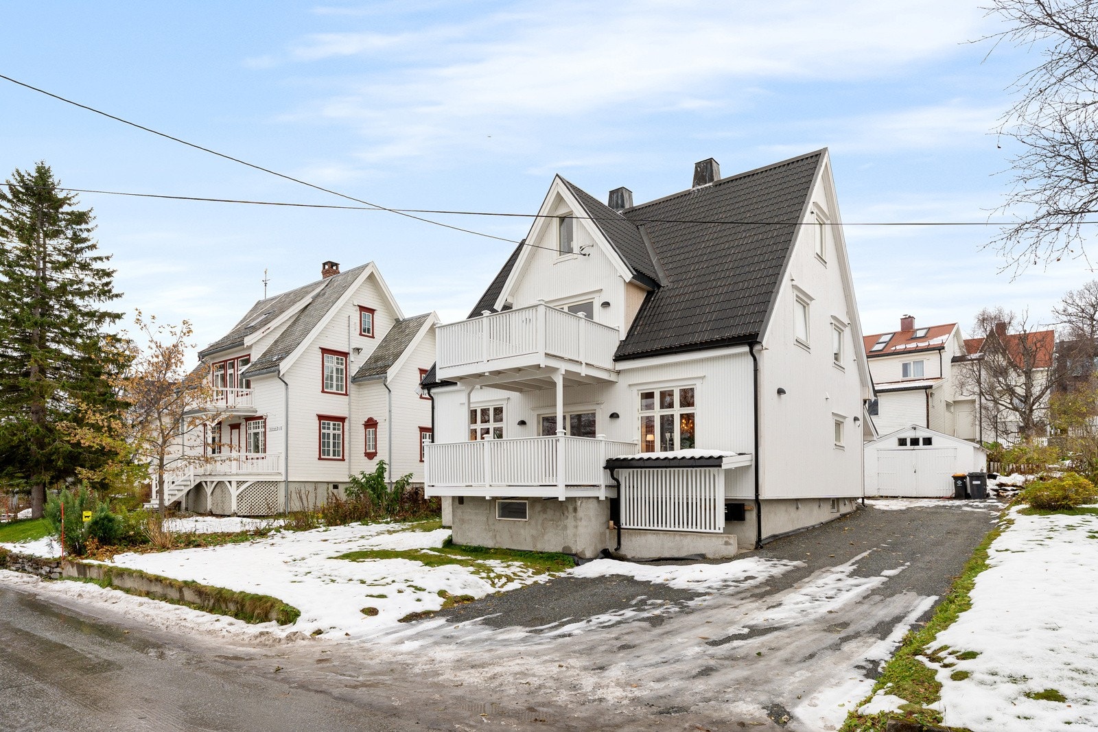 Rikelig med parkeringsplass på tomt. Galleribilde