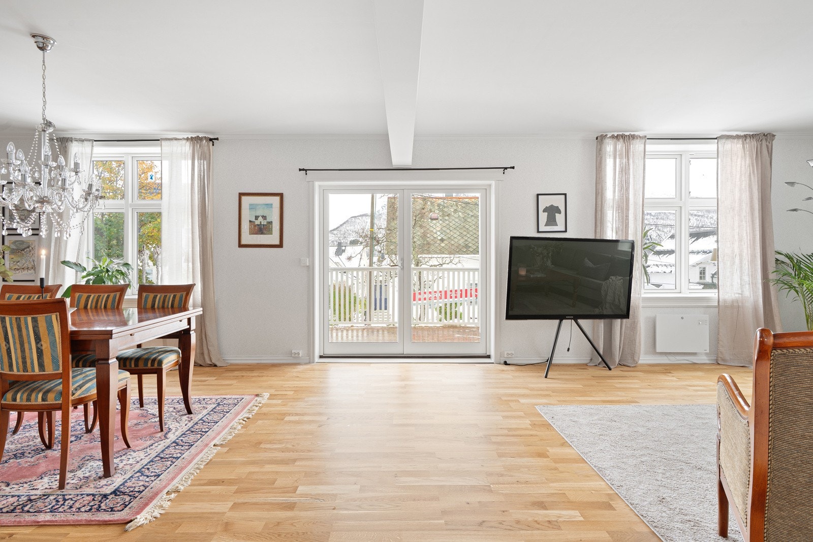 Stuen framstår romslig med flere vinduer som sikrer herlige lysforhold i rommet. Galleribilde