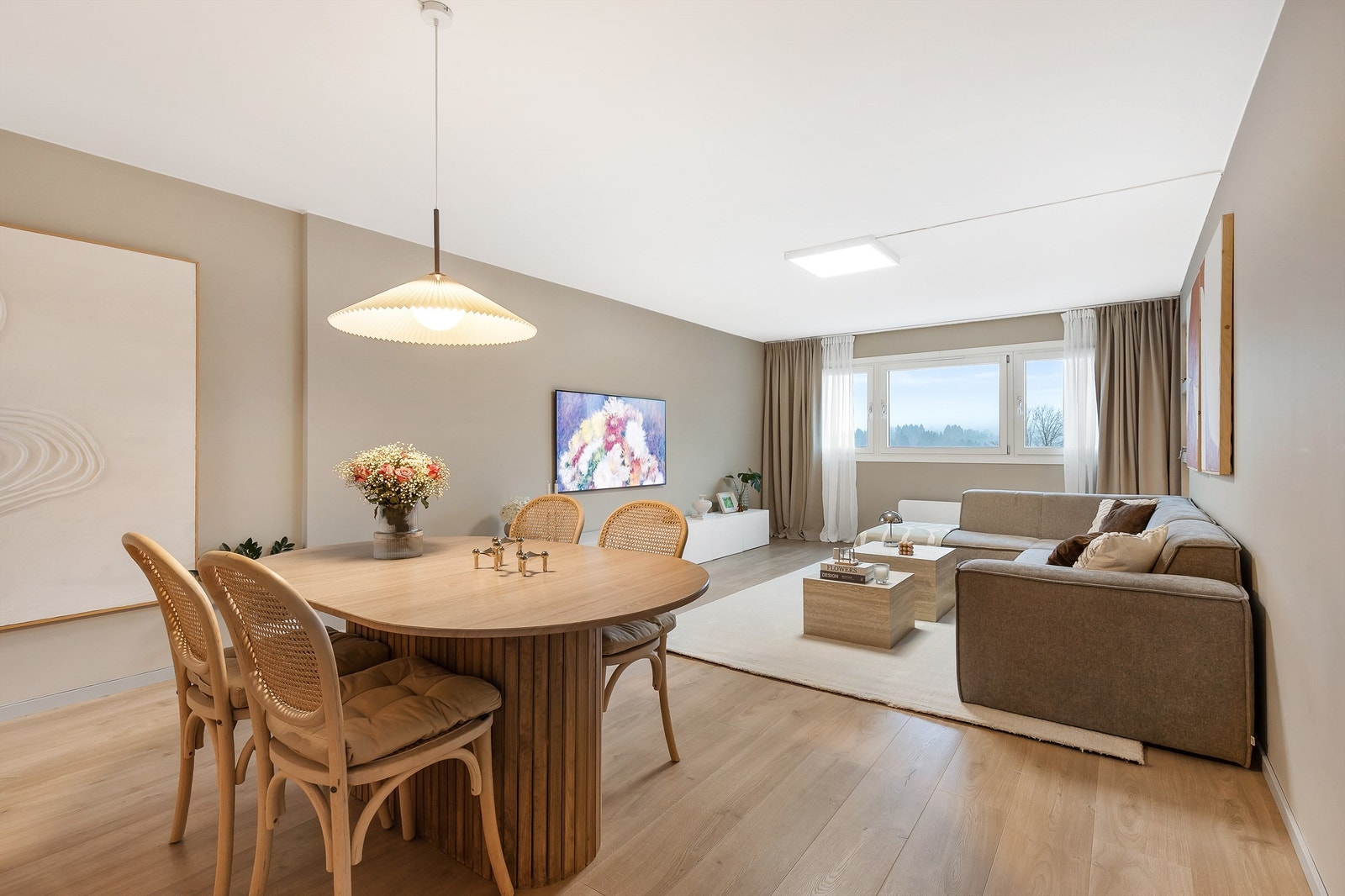 Stuen er av god størrelse med plass til å møblere i soner. Galleribilde